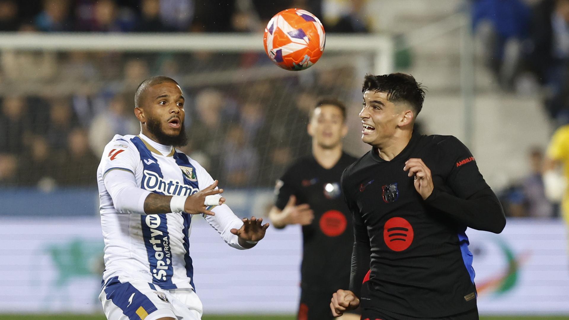 Rosier, lateral derecho del Leganés, con Gerard Martín, del Barcelona
