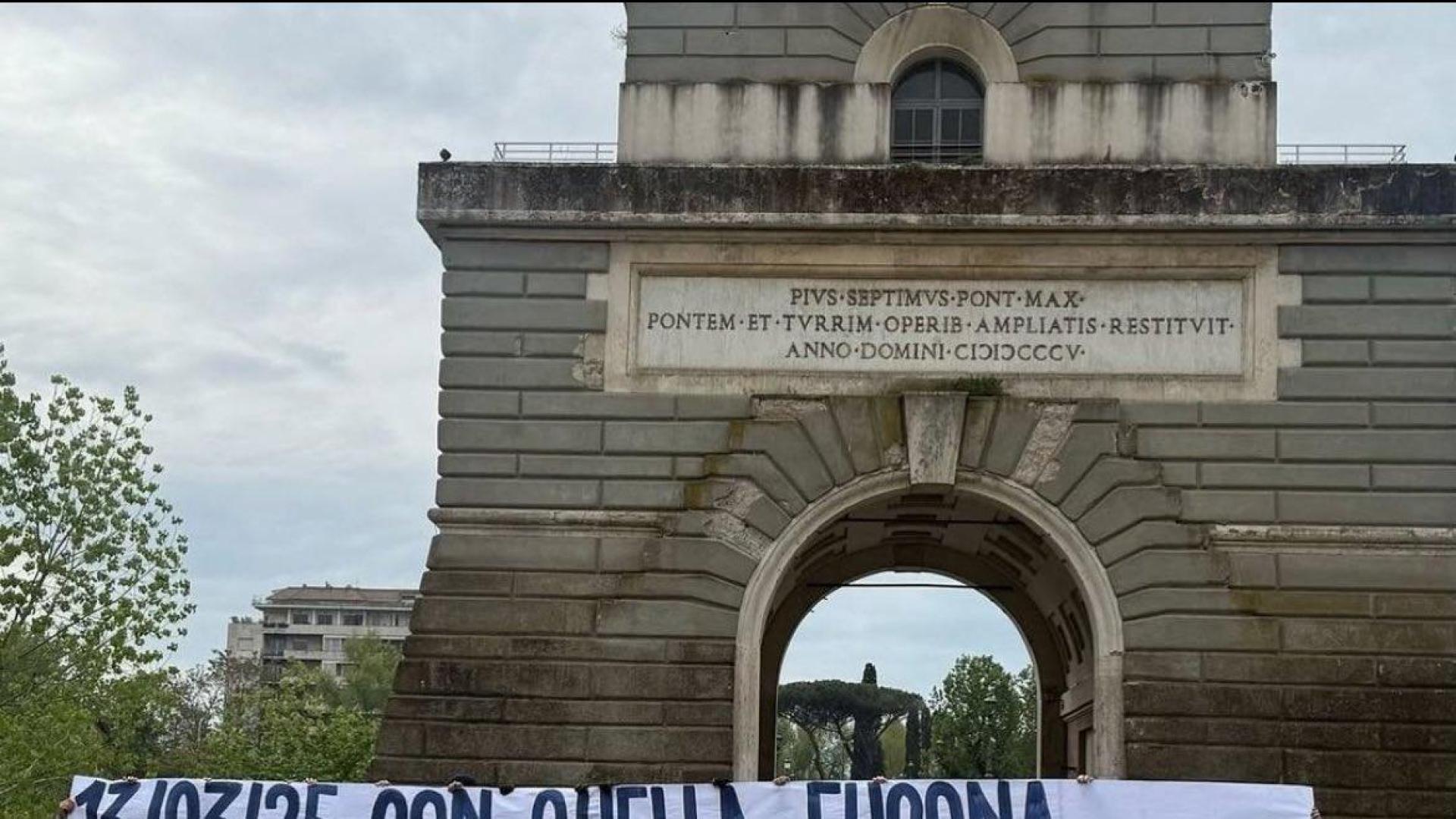 La pancarta de los ultras del Lazio hacia los de la Roma: "Con esa huída, más que Bilbao parecía Pamplona"