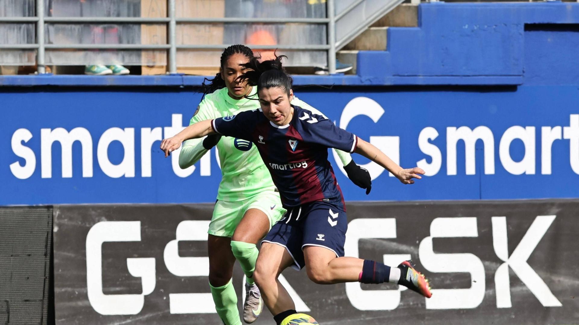Mariana Cerro, en el partido ante el Barcelona, con Salma Paralluelo