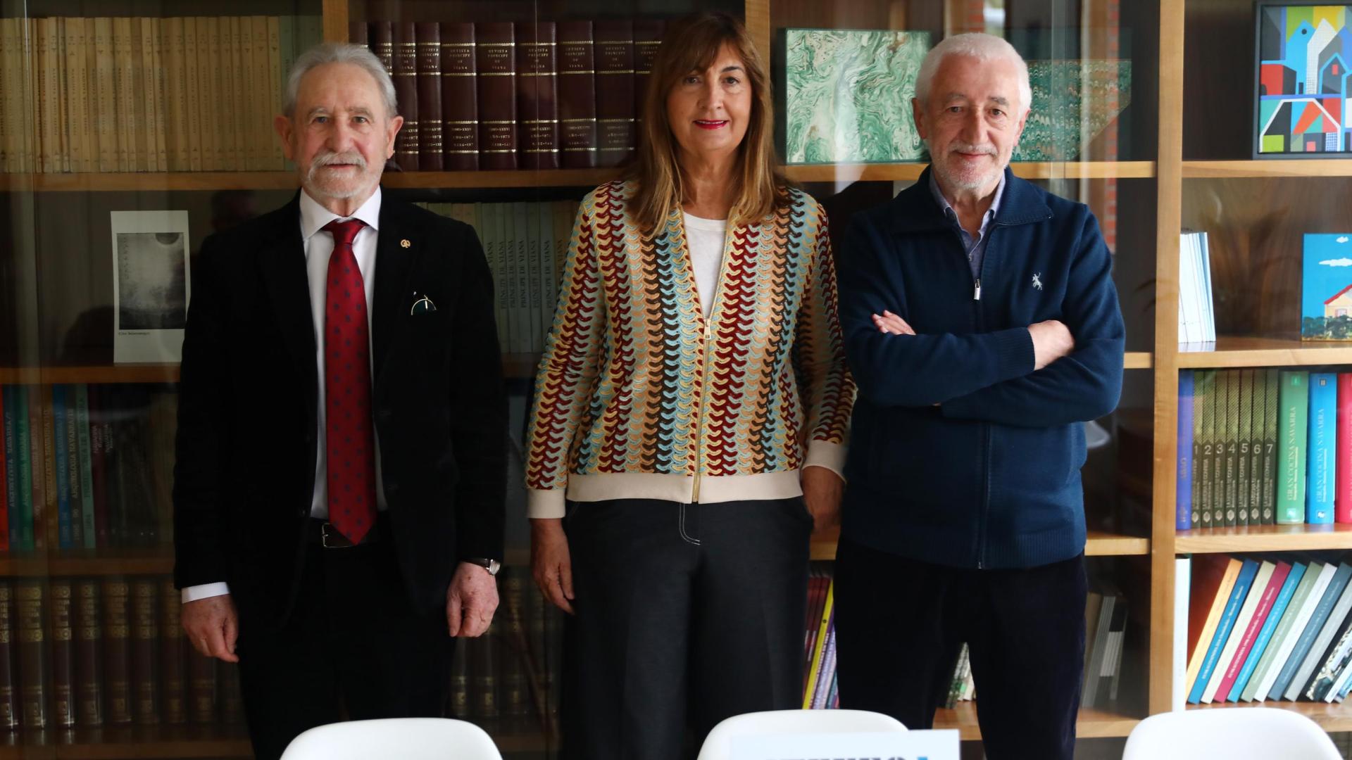 Gaudencio Remón, María Ibáñez (vicepta.) y Pedro Salaberri (pte) en la sede del Ateneo