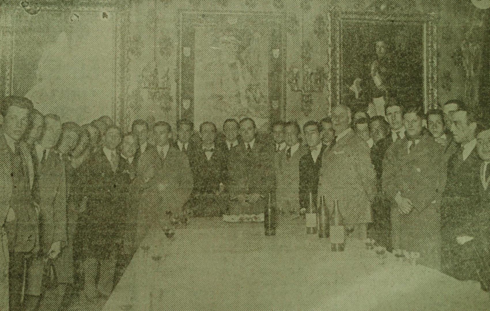 La expedición argentina fue recibida en la casa consistorial, donde disfrutó de un aperitivo. Eugenio Lizarraga era el alcalde en funciones