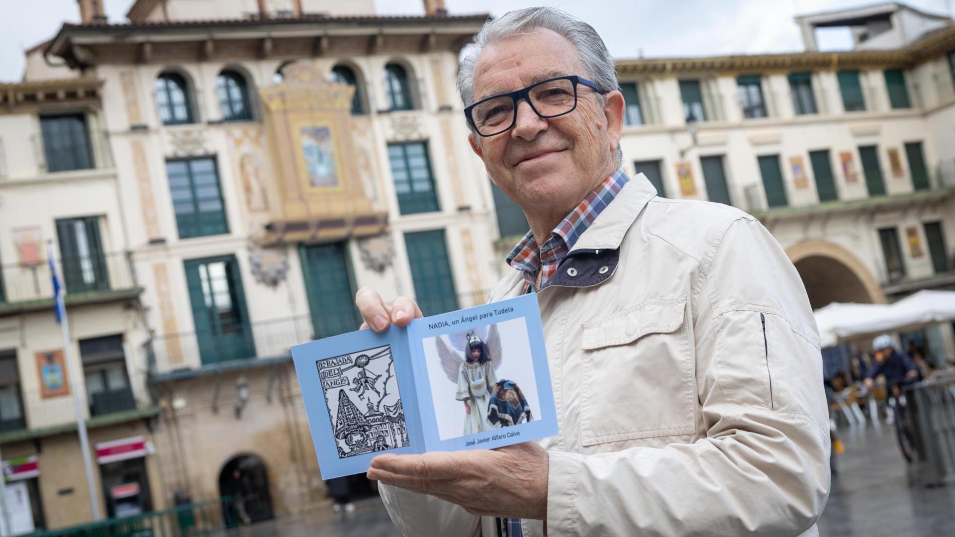 Pepe Alfaro, con su libro, en la plaza de los Fueros, donde el domingo se celebrará la Bajada del Ángel