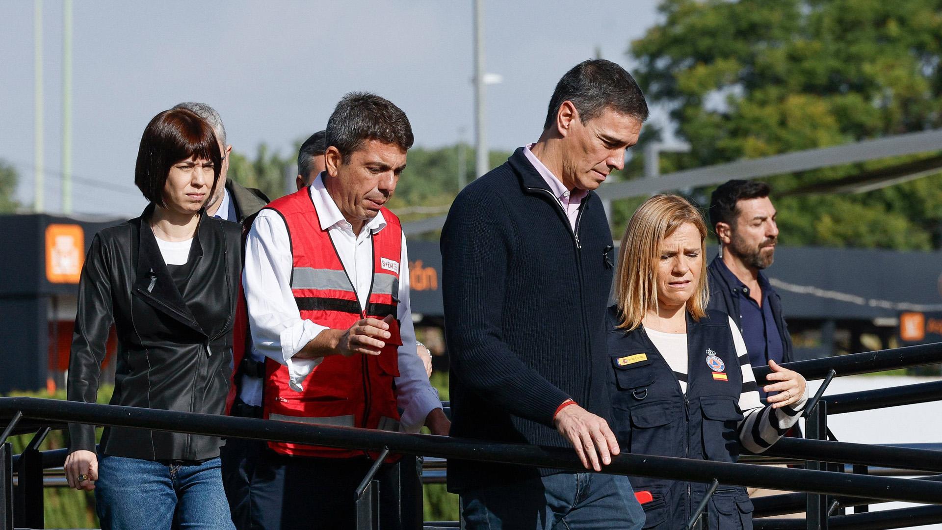 Pedro Sánchez, junto a la ministra Diana Morant (izquierda), Carlos Mazón y la delegada del Gobierno, Pilar Bernabé