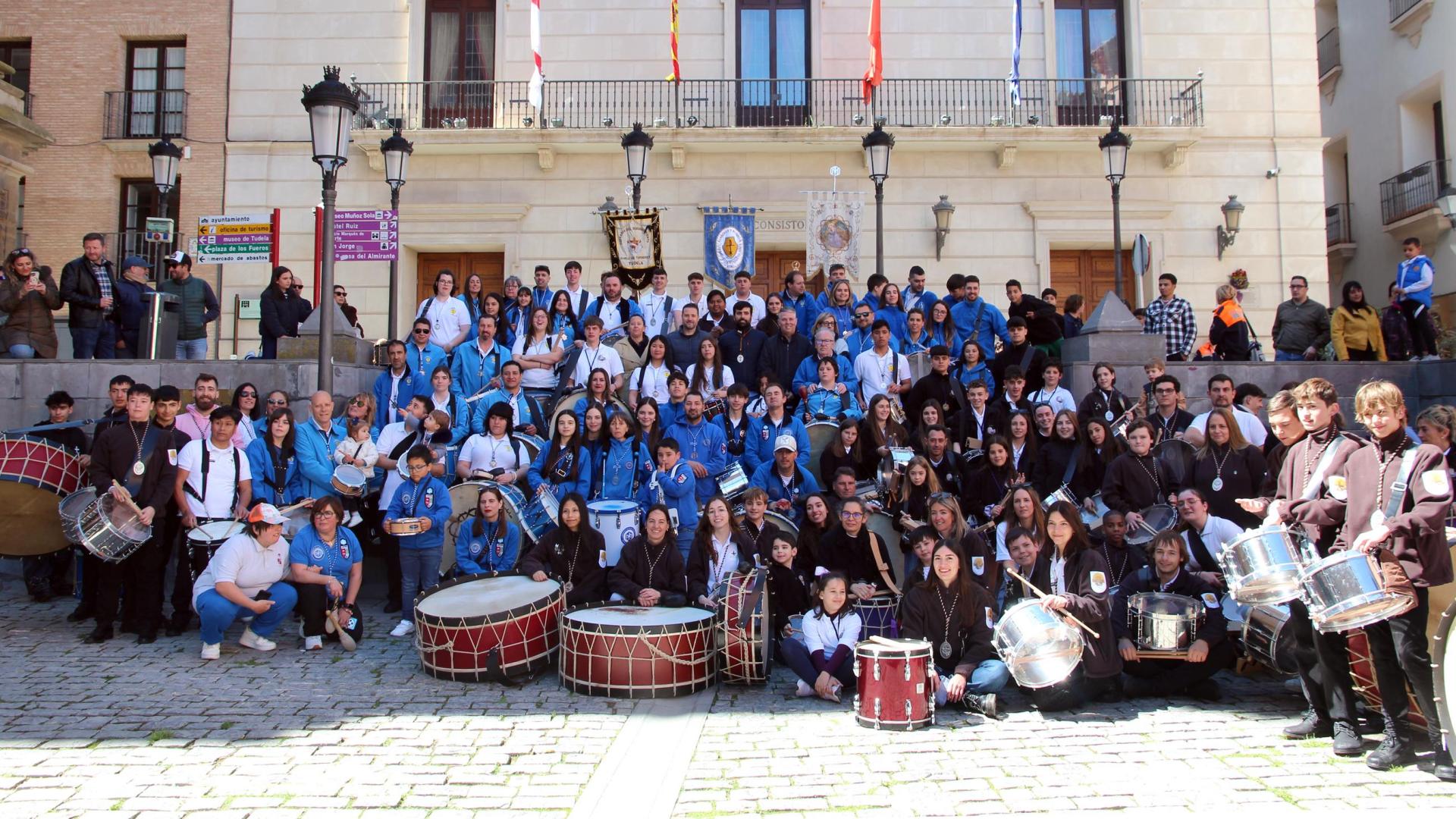 Los participantes en la X Rompida de la Hora de Tudela posaron juntos tras el acto