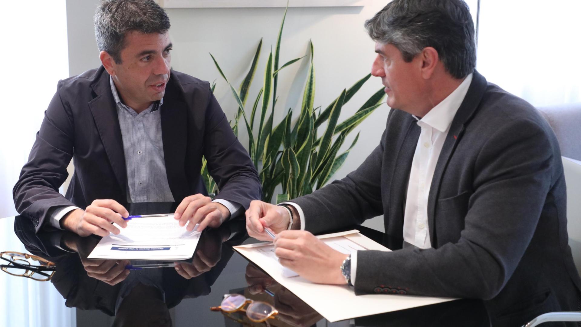 El 'president' valenciano, Carlos Mazón, mantiene una reunión con el alcalde de la Vila Joiosa, Marcos Zaragoza