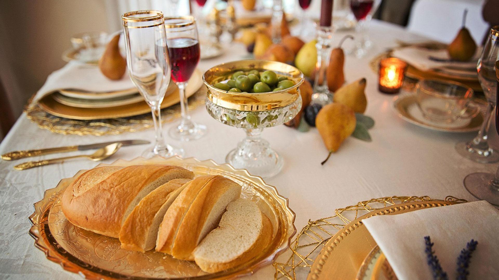 Bandeja de pan en una mesa de una comida formal