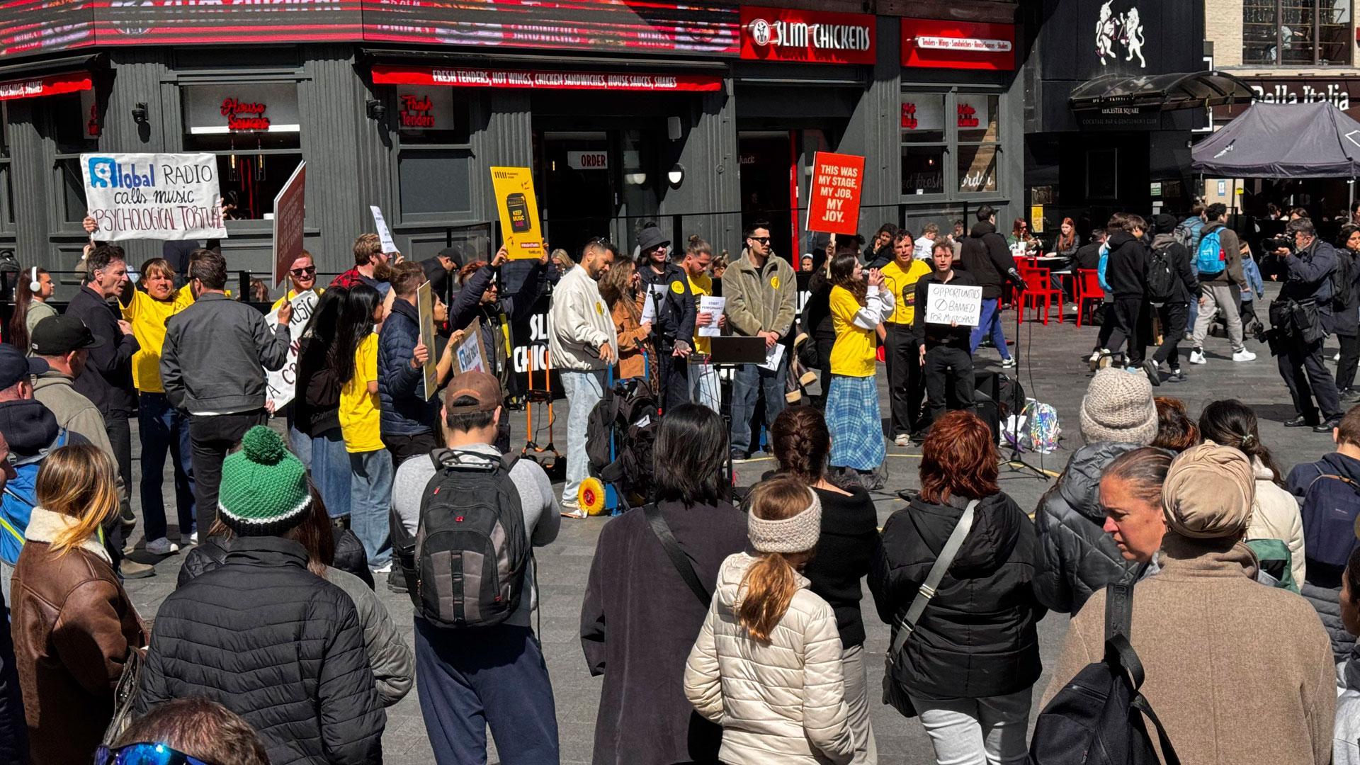 Protesta que los músicos han llevado a cabo en Leicester Square en Londres en protesta por la suspensión de las actuaciones callejeras en la plaza a partir de este jueves