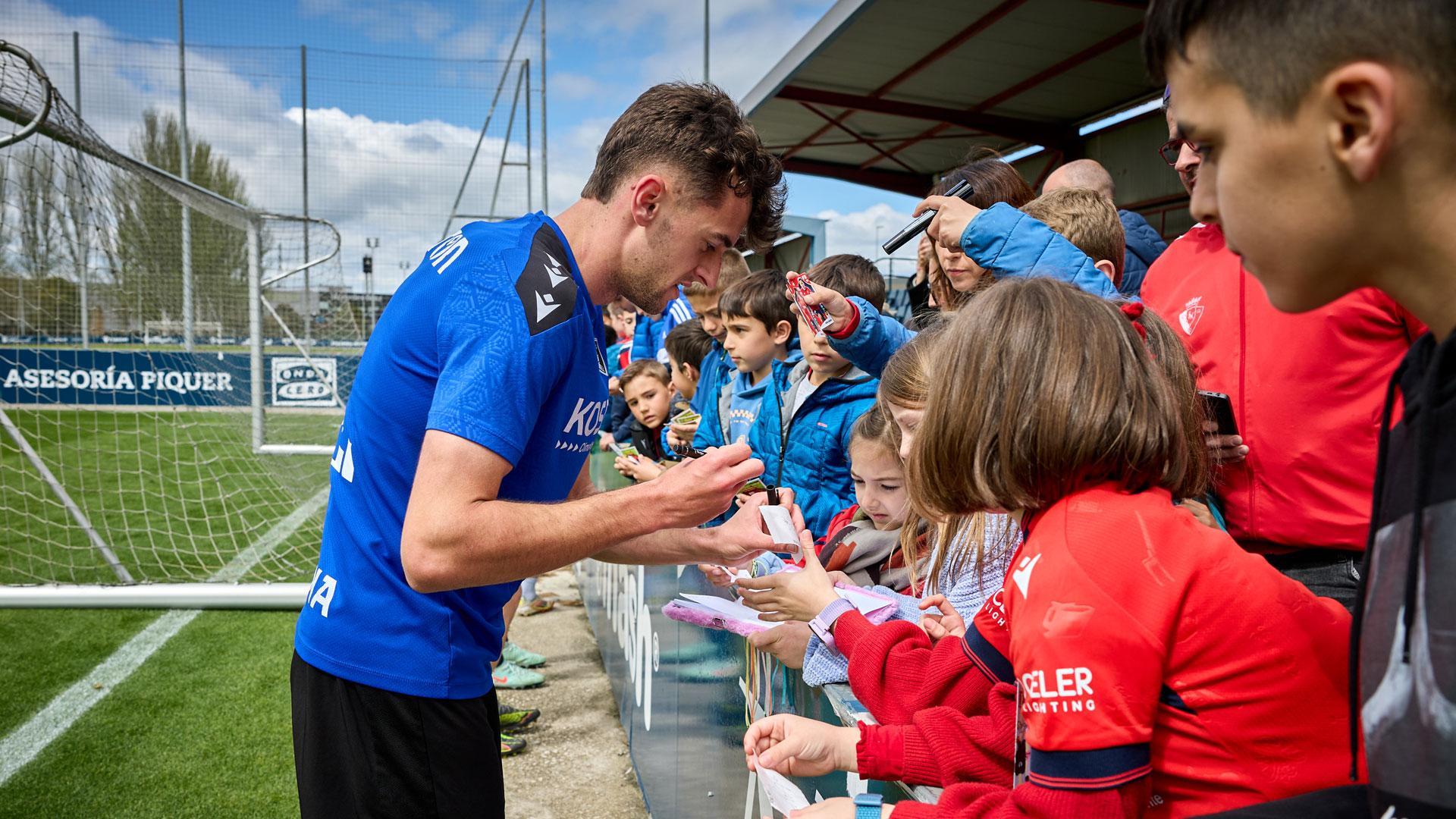 Aimar Oroz firma autógrafos a pequeños aficionados al terminar el entrenamiento de este jueves en Tajonar