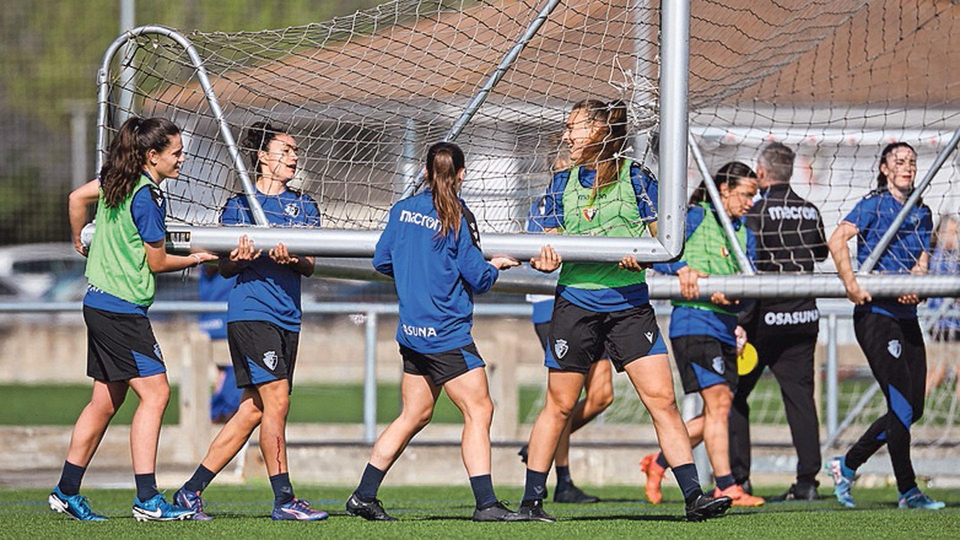 Las jugadoras de Osasuna llevan una portería en la sesión de este jueves
