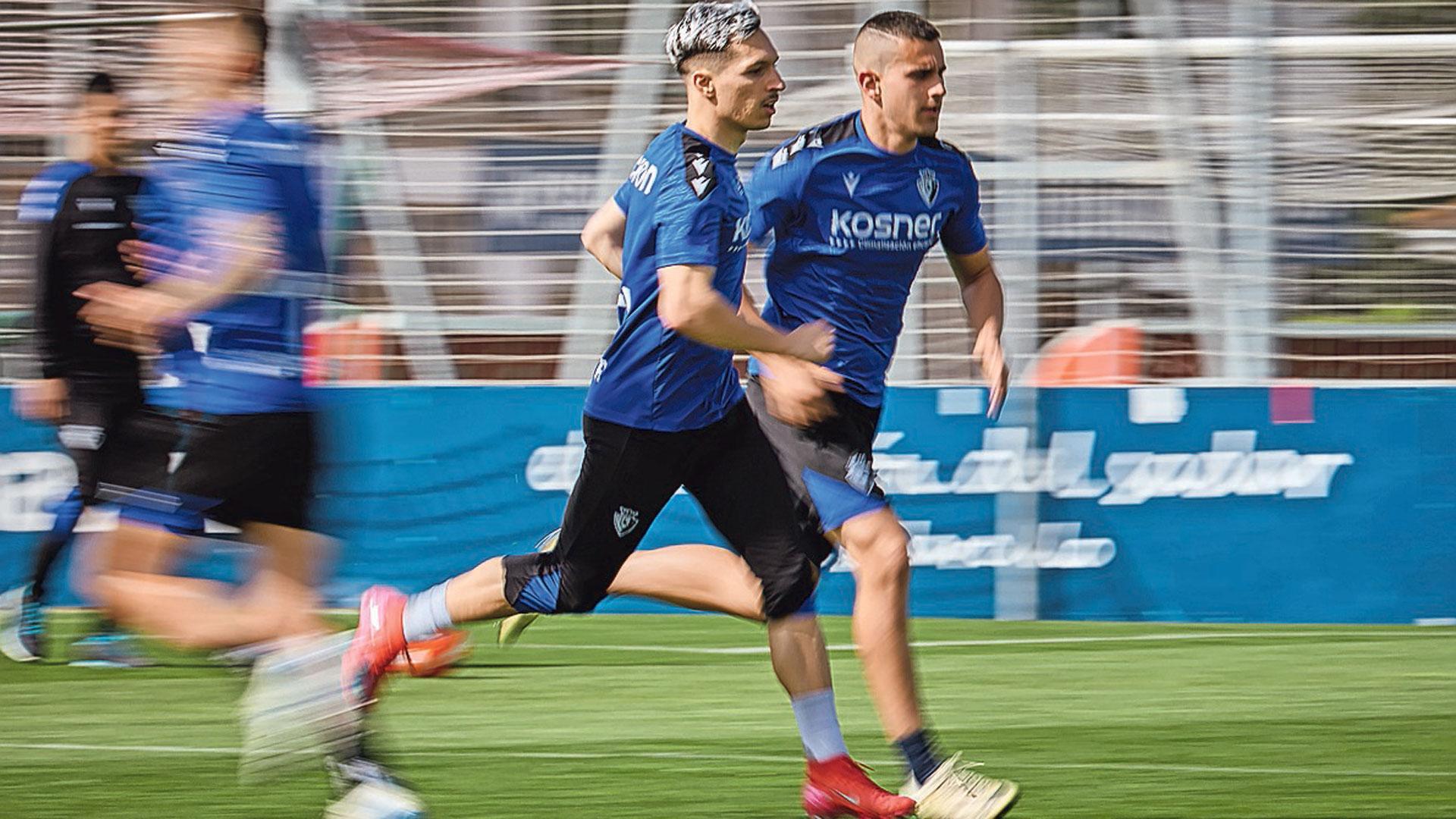 Bryan Zaragoza, en la sesión de este jueves junto a Unai Santos, de Osasuna Promesas