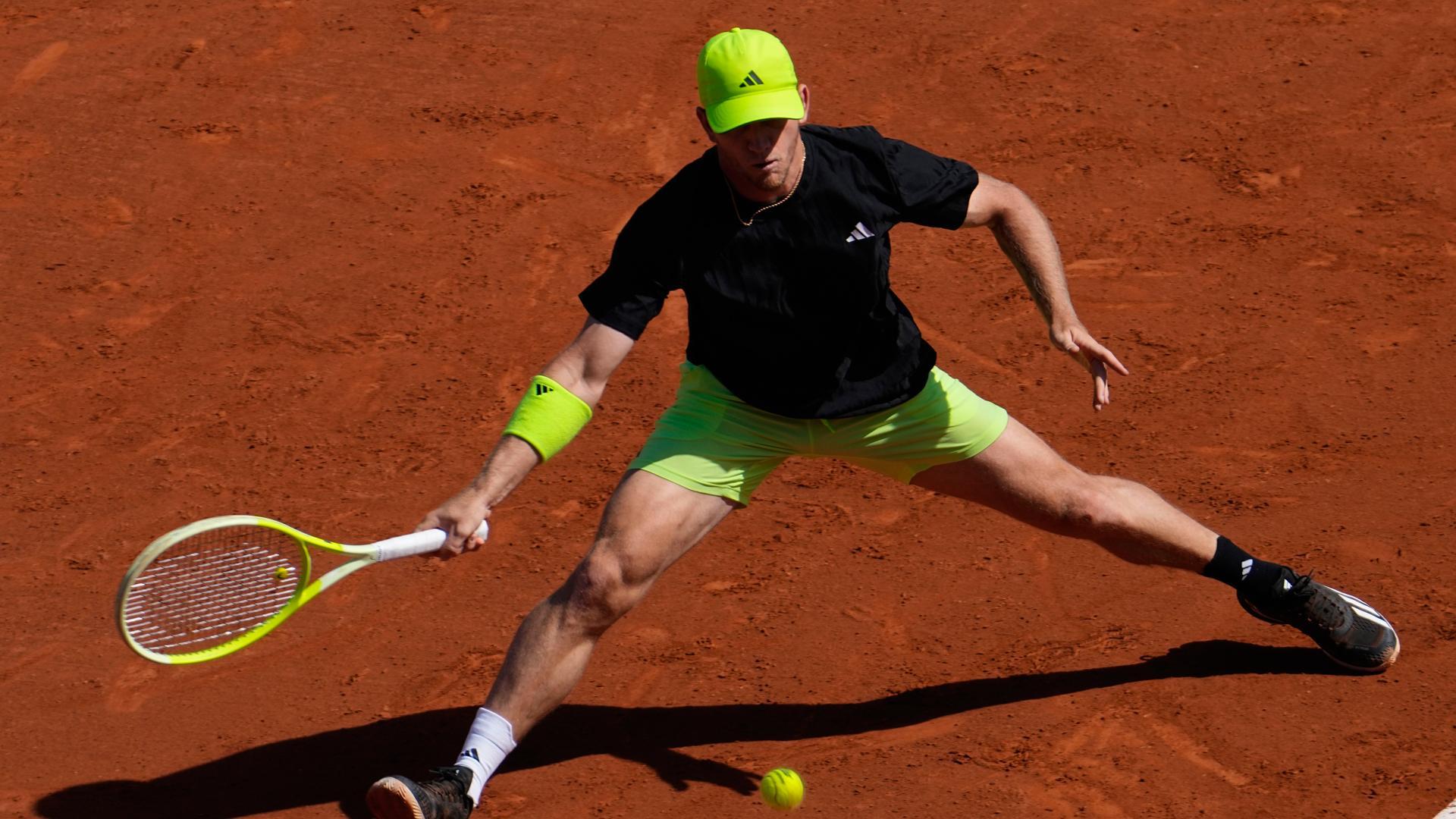 El tenista español Alejandro Davidovich devuelve la bola al ruso Karen Khachanov durante elpartido de cuartos de final del Barcelona Open Banc Sabadell-Trofeo Conde