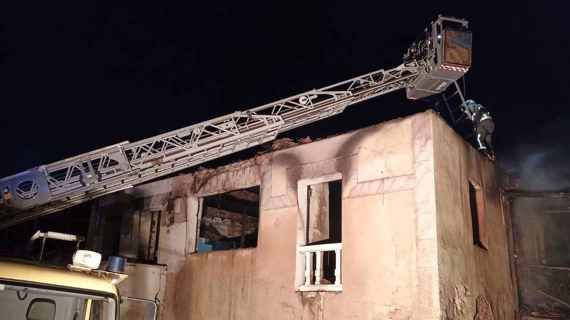 Los bomberos trabajan en el incendio de una vivienda en la localidad de El Pousadoriu, en el municipio asturiano de Salas, el que ha fallecido un hombre