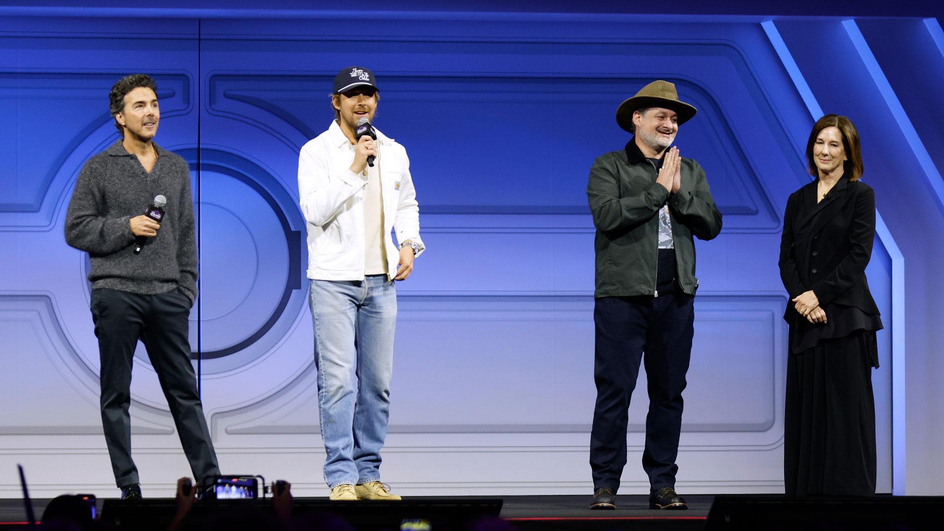El director de cine Shawn Levy, el actor Ryan Gosling, el director creativo de Lucasfilm Dave Filoni y la presidenta Kathleen Kennedy asisten a la Star Wars Celebration Japan en Chiba, cerca de Tokio