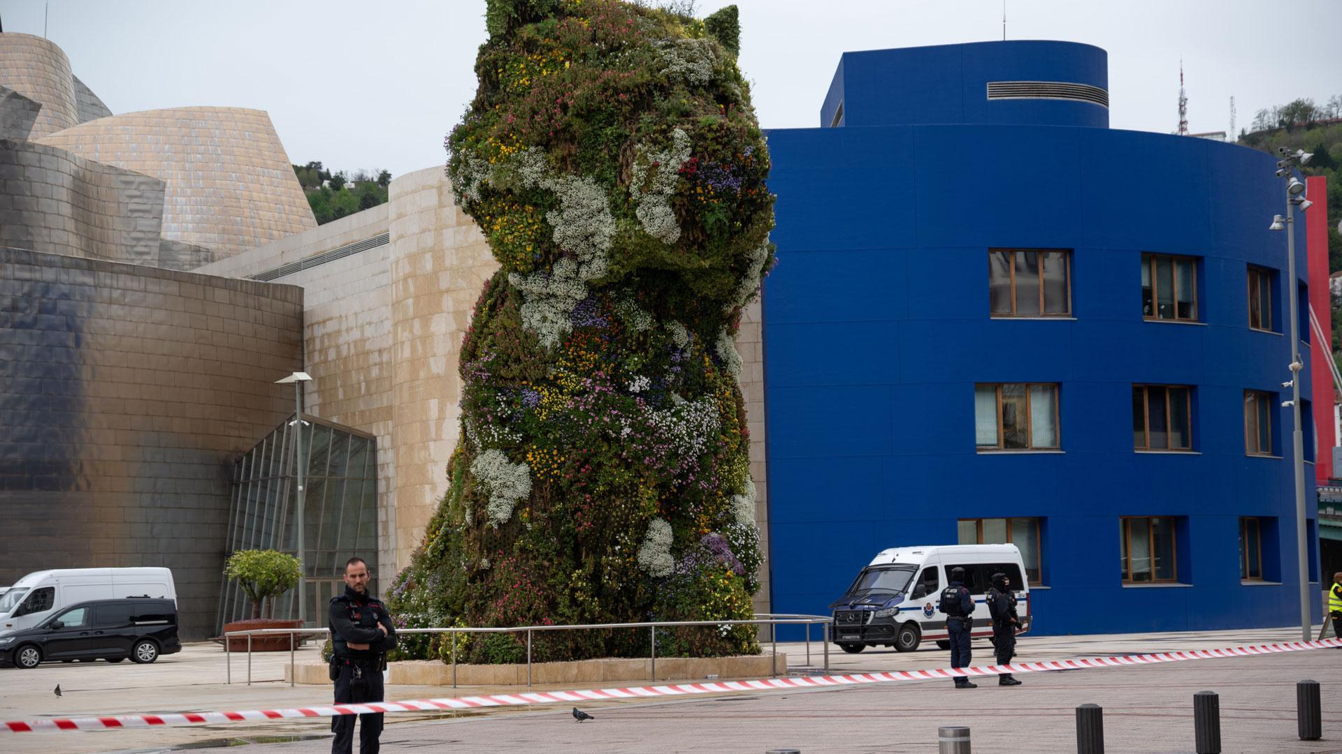 La Ertzaintza ha establecido un perímetro de seguridad en los alrededores del Museo Guggenheim Bilbao mientras los artificieros examinaban el elemento sospechoso