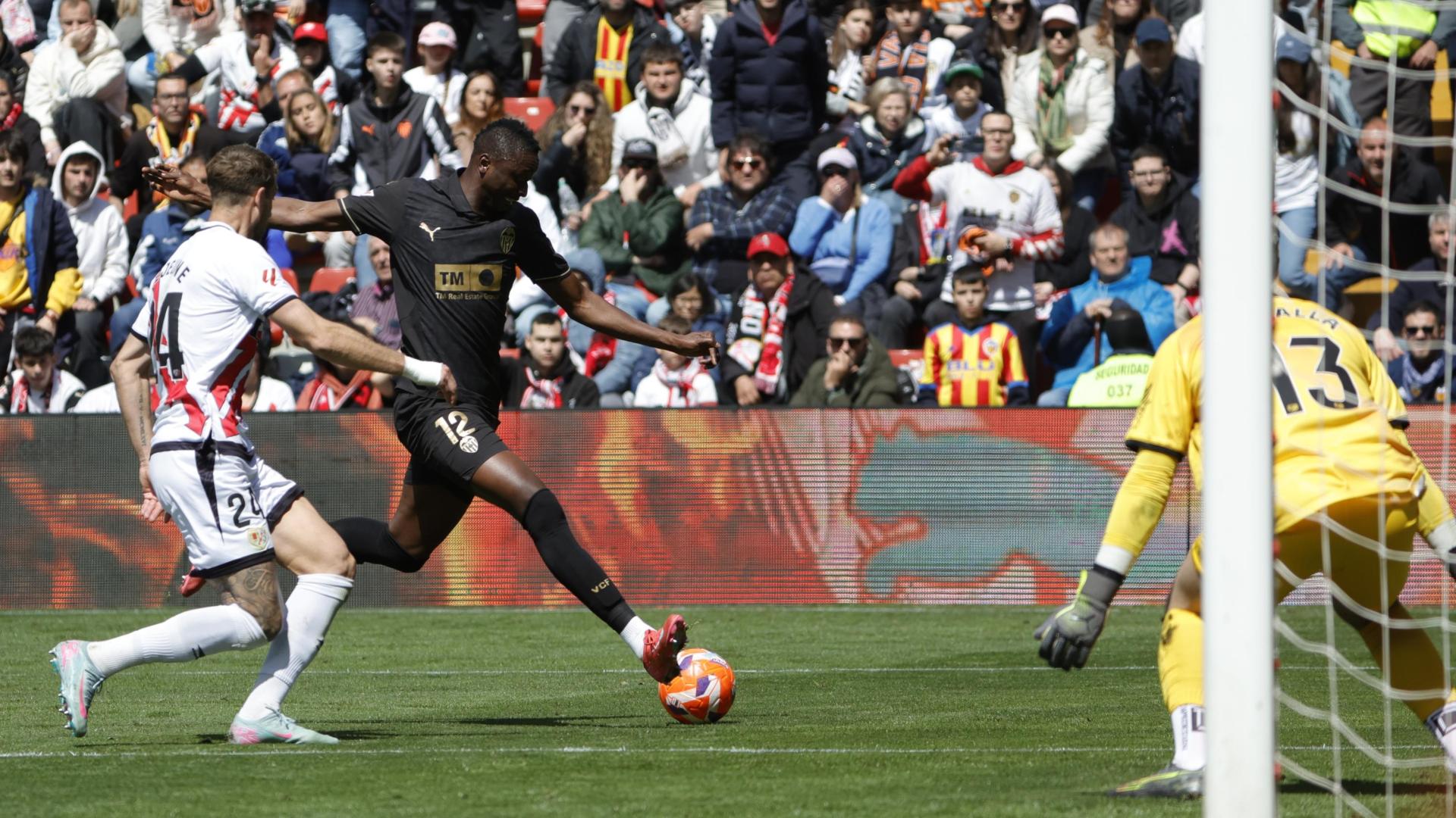 El jugador del Valencia CF Umar Sadiq (c) ante la portería de Augusto Batalla (d), del Rayo Vallecano, durante un partido de LaLiga EA Sports disputado este sábado