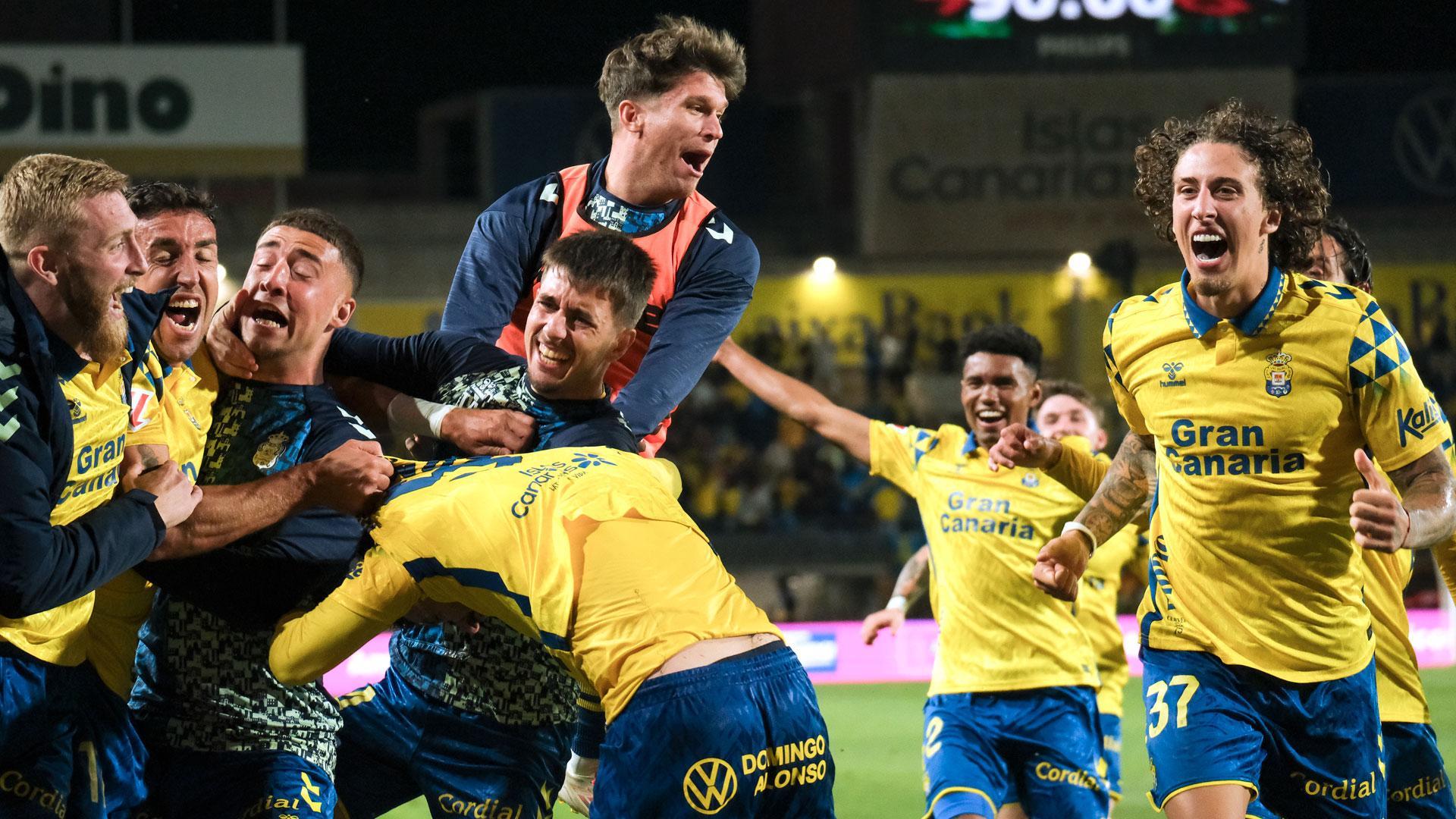 Los jugadores de Las Palmas celebran el gol de Javier Muñoz durante el partido de la jornada 32 de LaLiga que UD Las Palmas y Atlético de Madrid