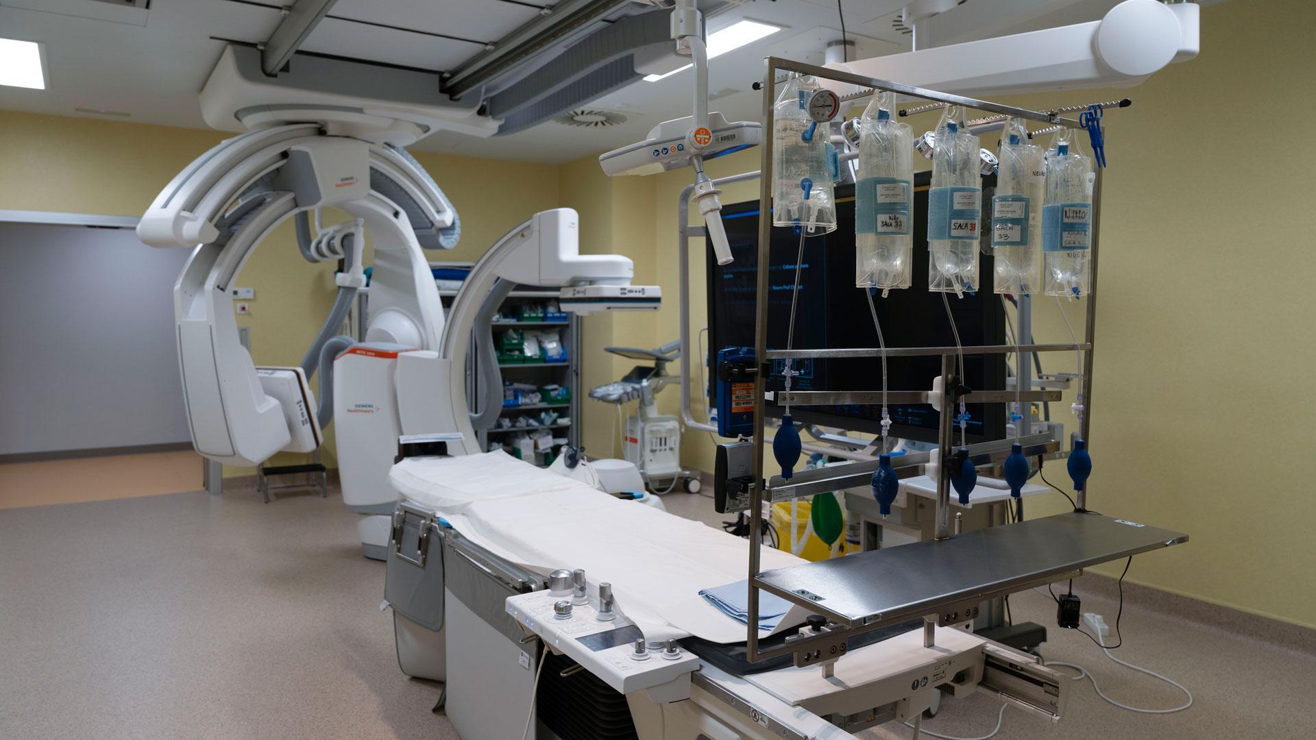 Angiógrafo bi plano donde se realizan las trombectomías mecánicas para tratar los ictus en el Hospital Valdecilla de Santander