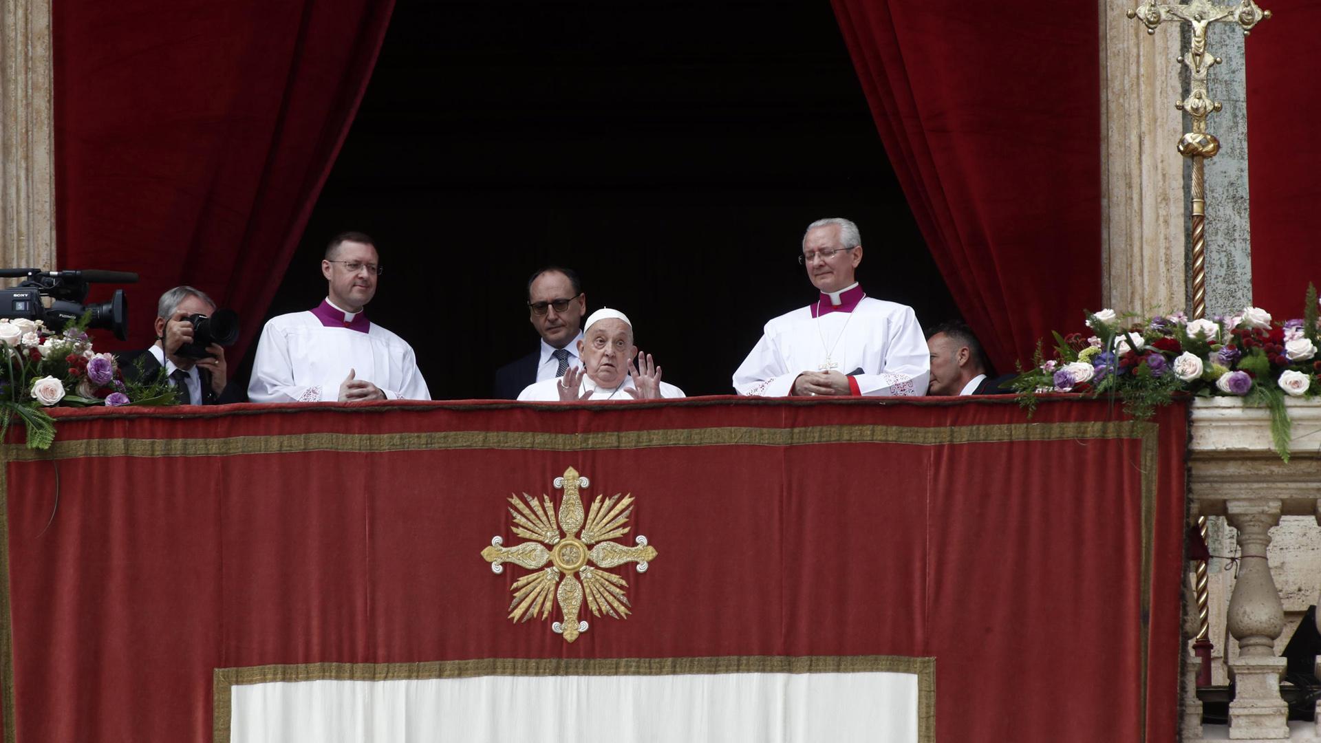 El papa, en el balcón de la Basílica de San Pedro
