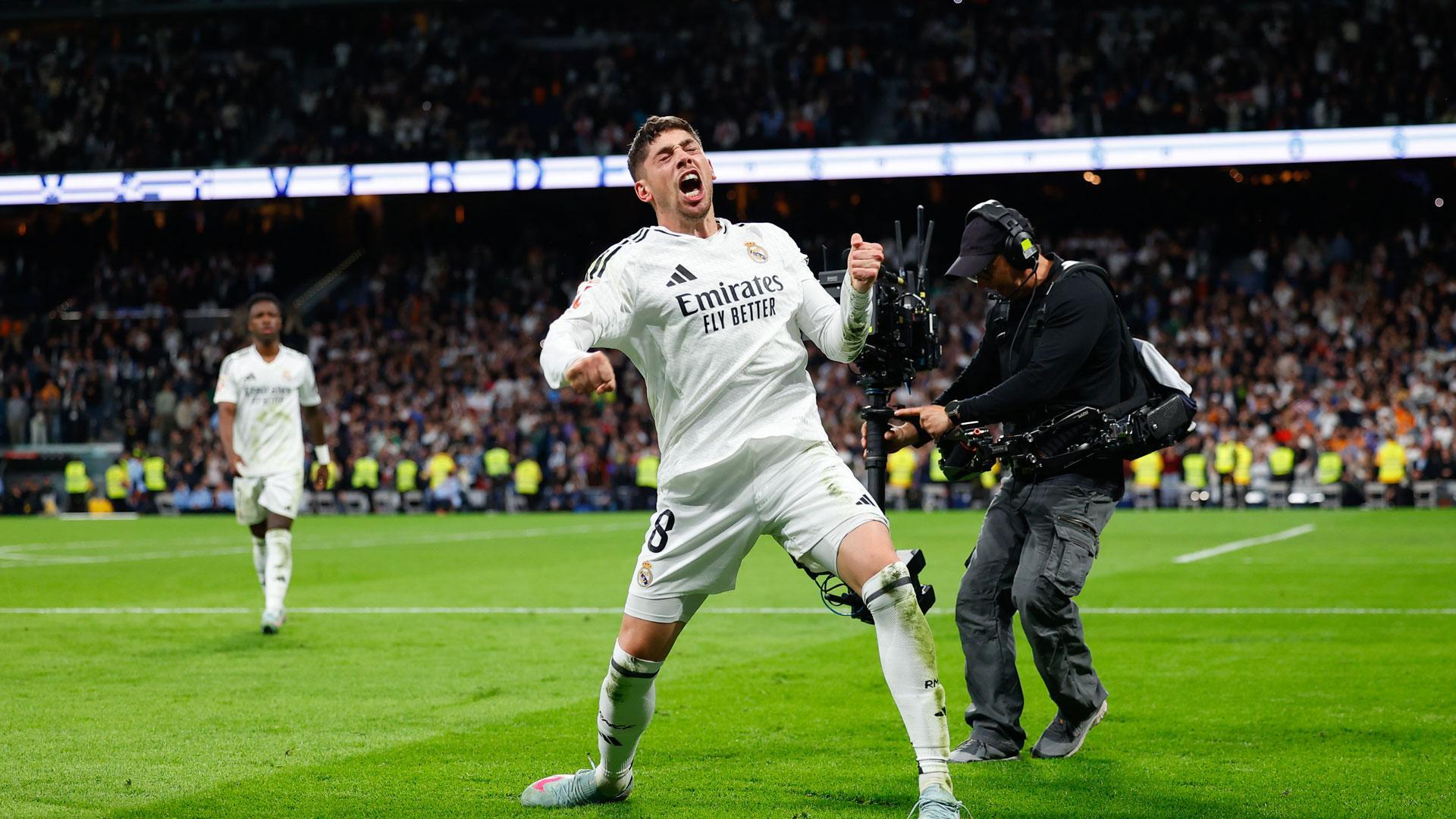 Una volea de empeine de Fede Valverde en el minuto 93, cuando el Real Madrid dimitía de LaLiga, mantiene en la pelea por el título al equipo de Carlo Ancelotti tras un nuevo capítulo de sufrimiento,