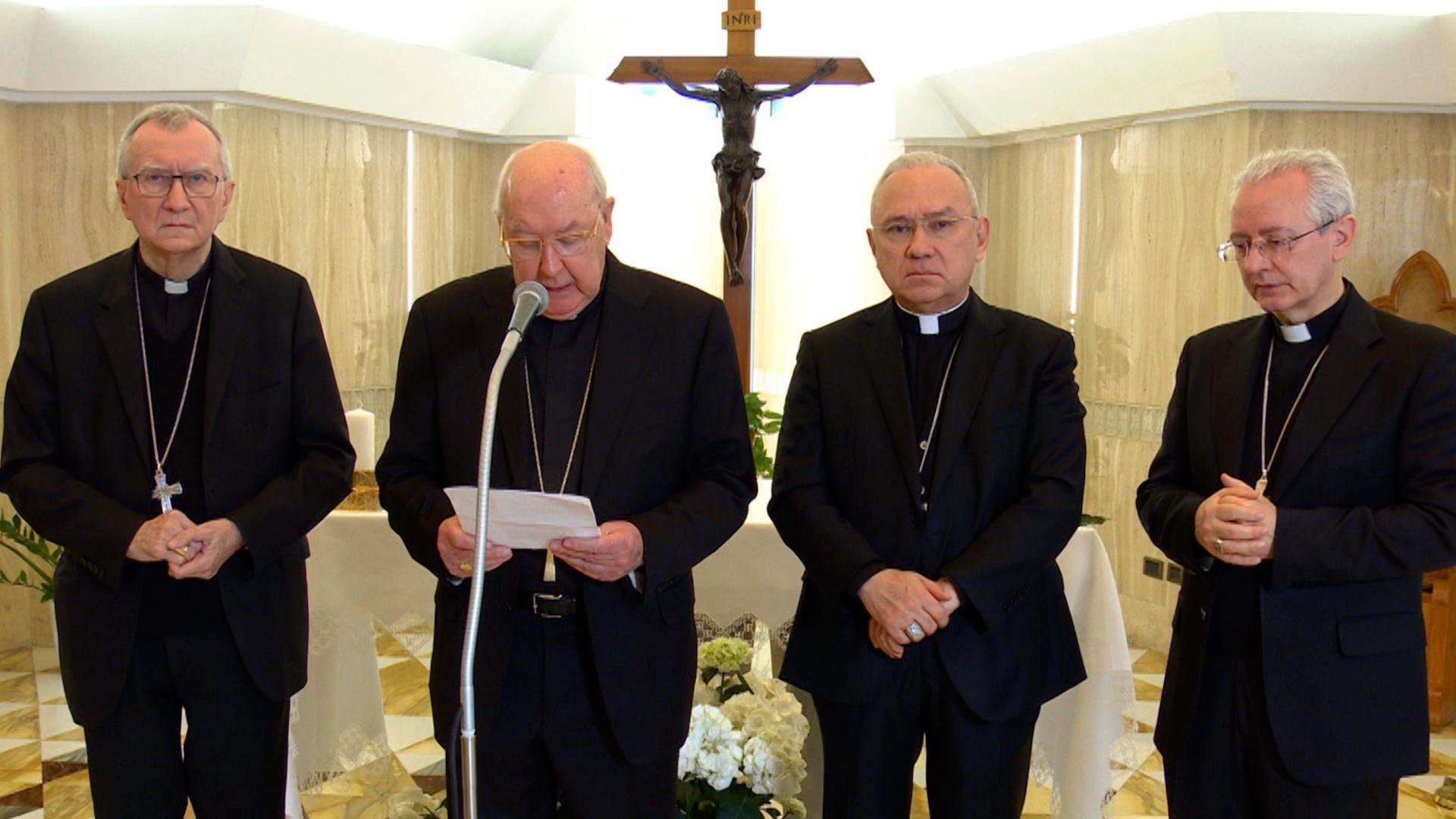 El cadenal Kevin Joseph Farrell (2 izda) anuncia el fallecimiento del papa Francisco