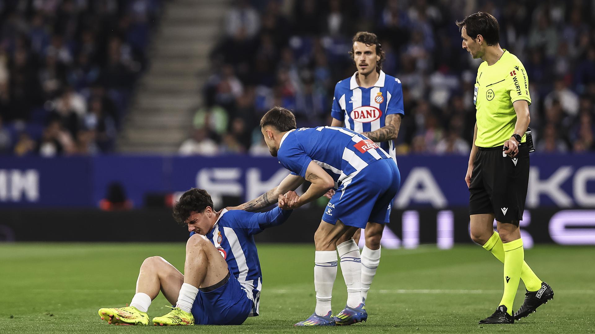 De Burgos Bengoetxea espera a que un jugador del Espanyol se recupere durante el choque entre los catalanes y el Getafe el pasado viernes /