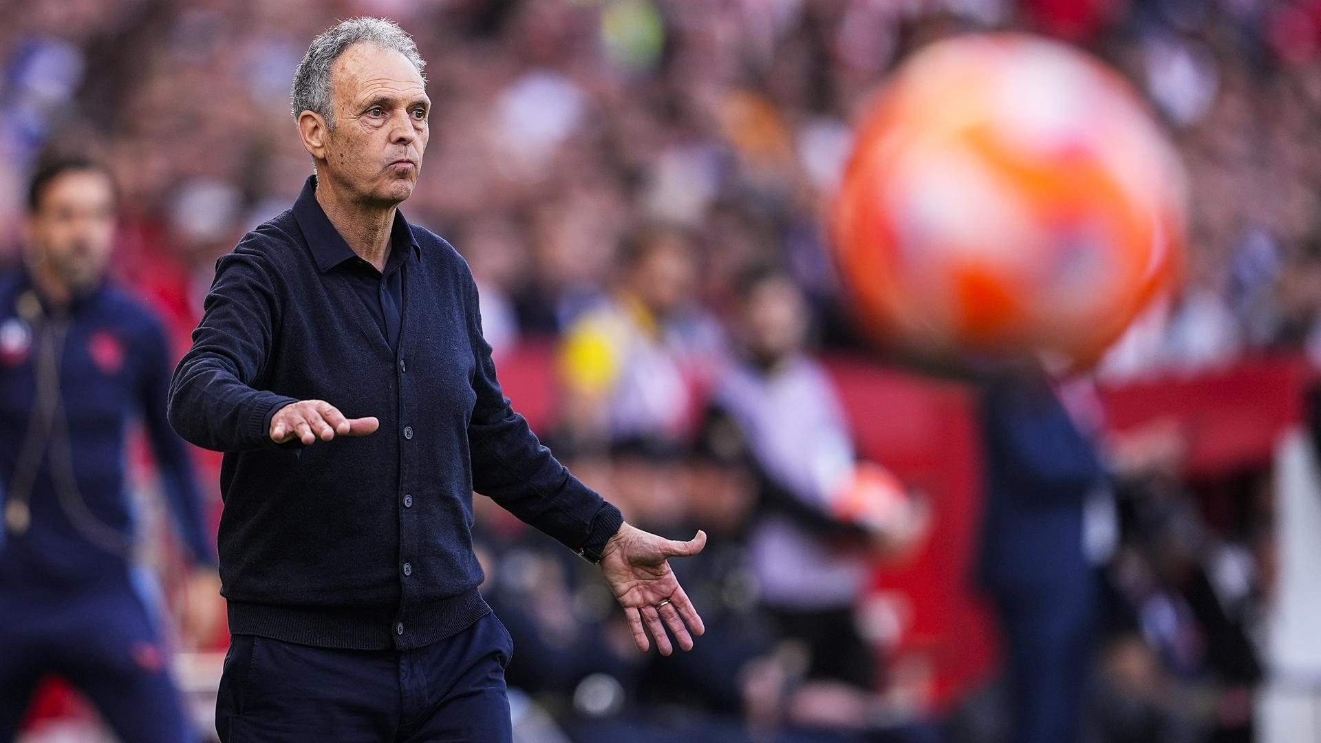 Joaquín Caparros dirige al Sevilla durante le choque contra el Alavés en el regreso al banquillo del conjunto andaluz /