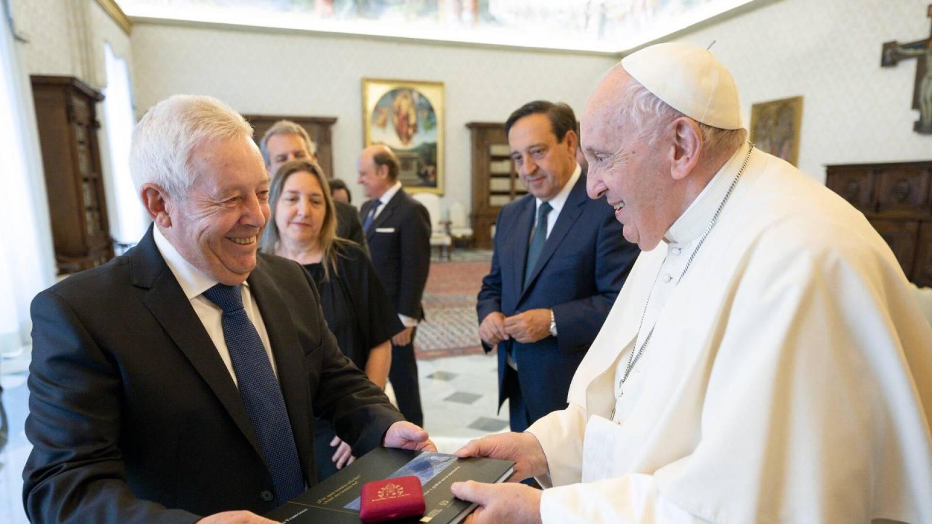 Momento en el que el expresidente del sindicato UAGN, Ángel Eraul, recoge un libro y un rosario de la mano del Papa Francisco