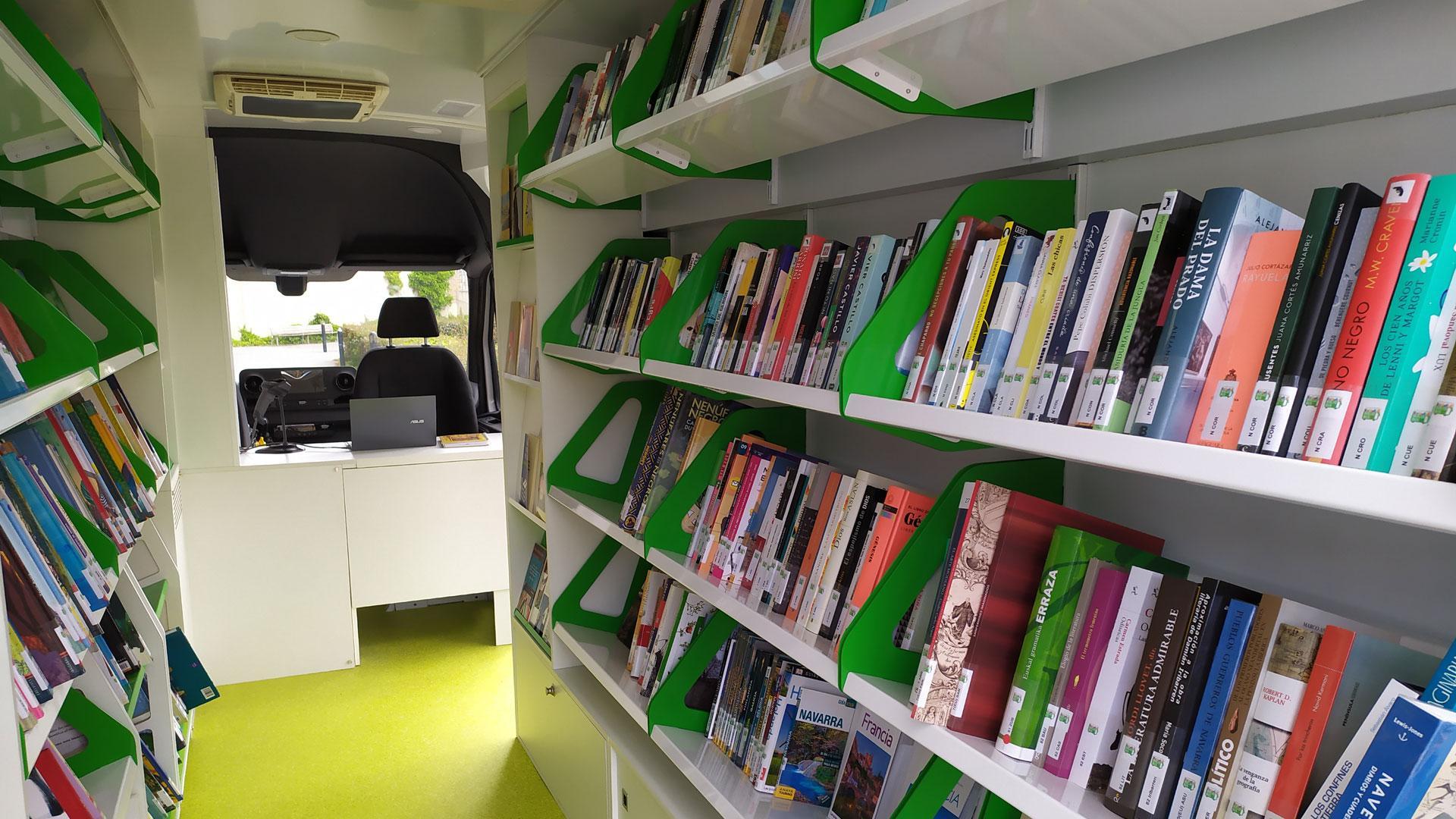 Estanterías con libros en un bibliobus