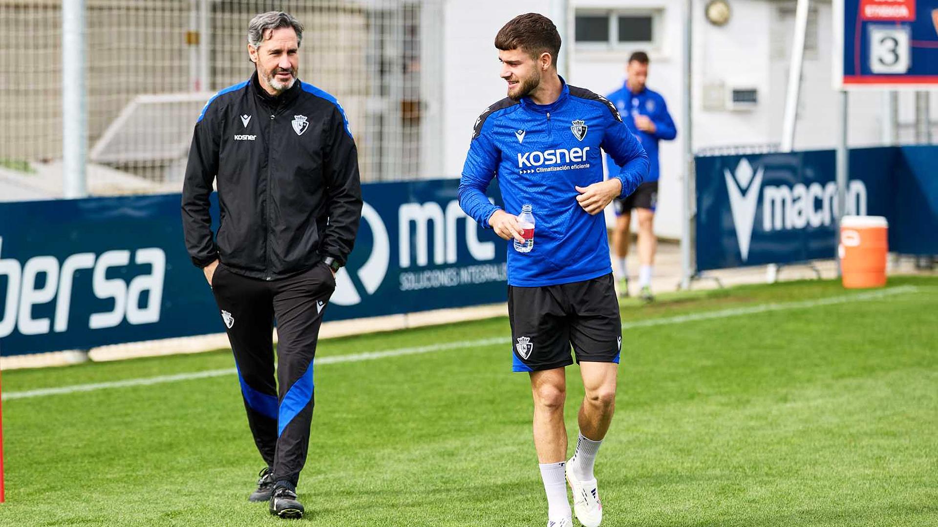 Vicente Moreno e Iker Muñoz saltan al campo de entrenamiento en las instalaciones de Tajonar este martes /