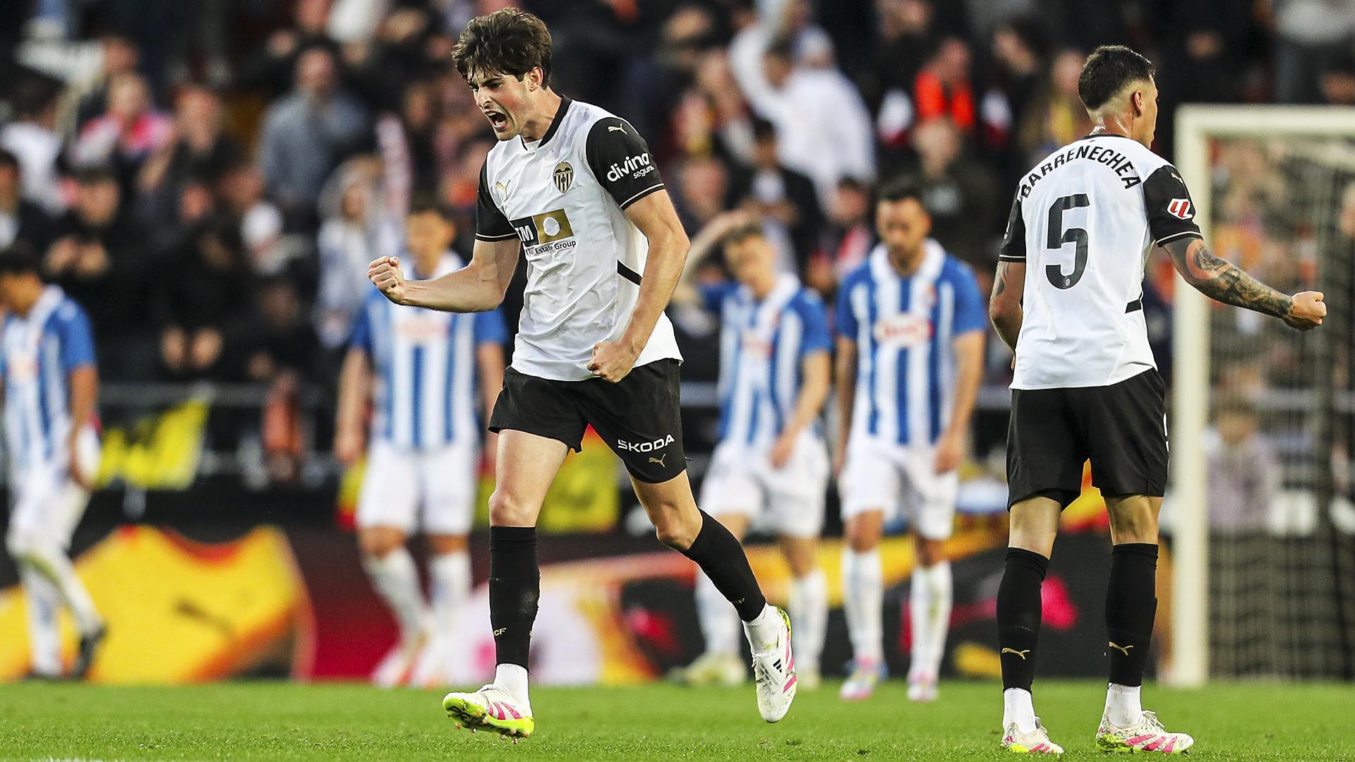 Javi Guerra celebra el tanto del empate tras igualar el gol de Puado durante el choque en Mestalla /