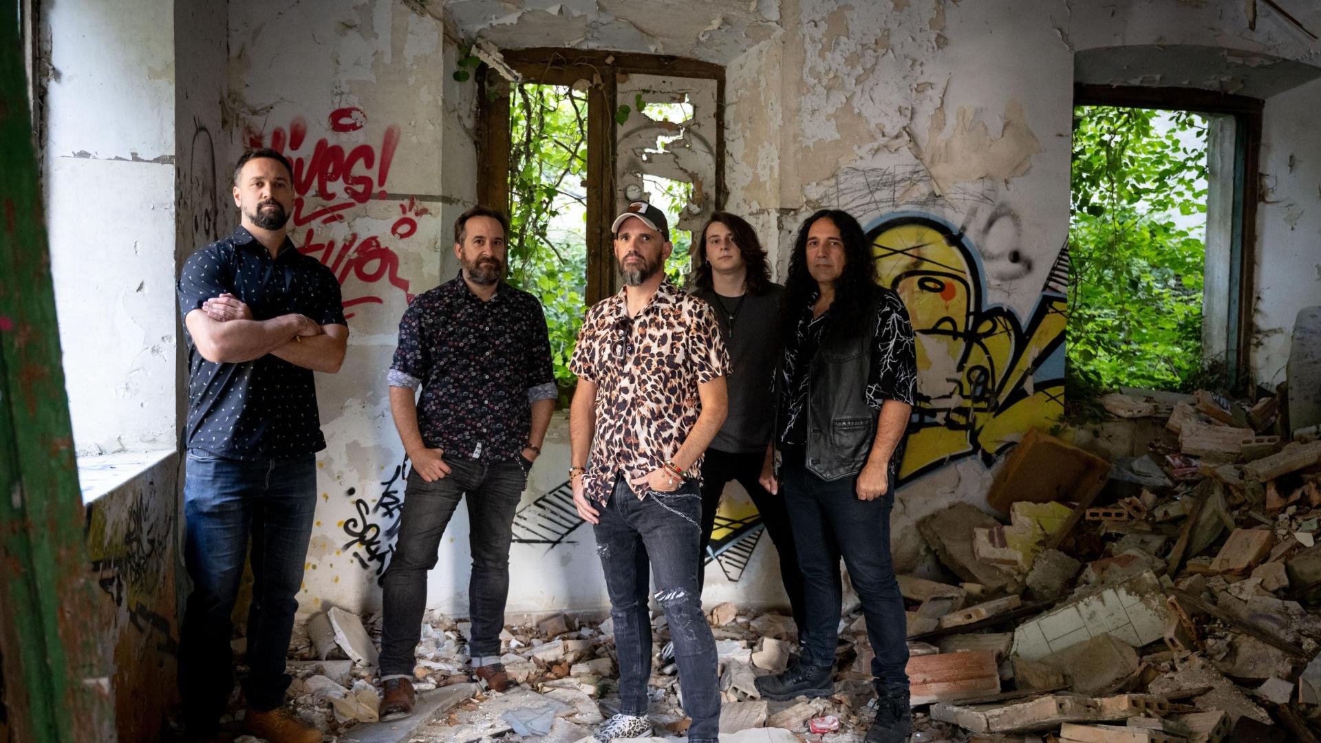 Desde la izquierda, Javi Ucar, Misael, Raúl Vital, Misaeltxo y Lucas, en una fotografía promocional de 'Retales'.