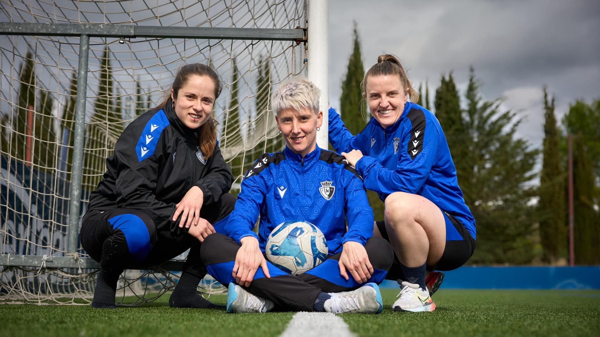 De izda. a dcha., Maitane Zalba, Josune Urdániz y Vanessa Rodríguez, las tres jugadoras de Osasuna que han sobrevivido a siete intentos de ascenso a la máxima categoría.