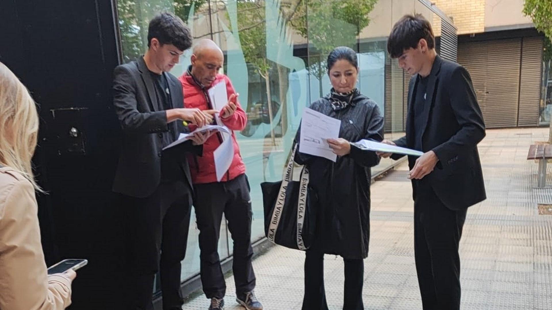 Dos personas atendiendo este miércoles por la mañana a las personas que iban llegando a la trasera de Esquíroz en las oficinas de Hacienda Navarra