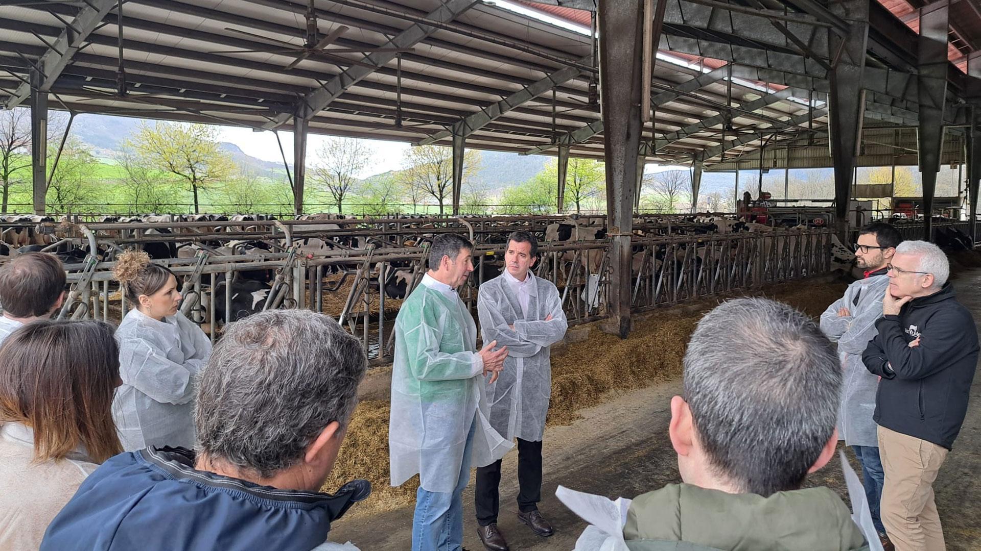 El consejero Irujo durante su visita a las instalaciones de Lacturale en Etxeberri