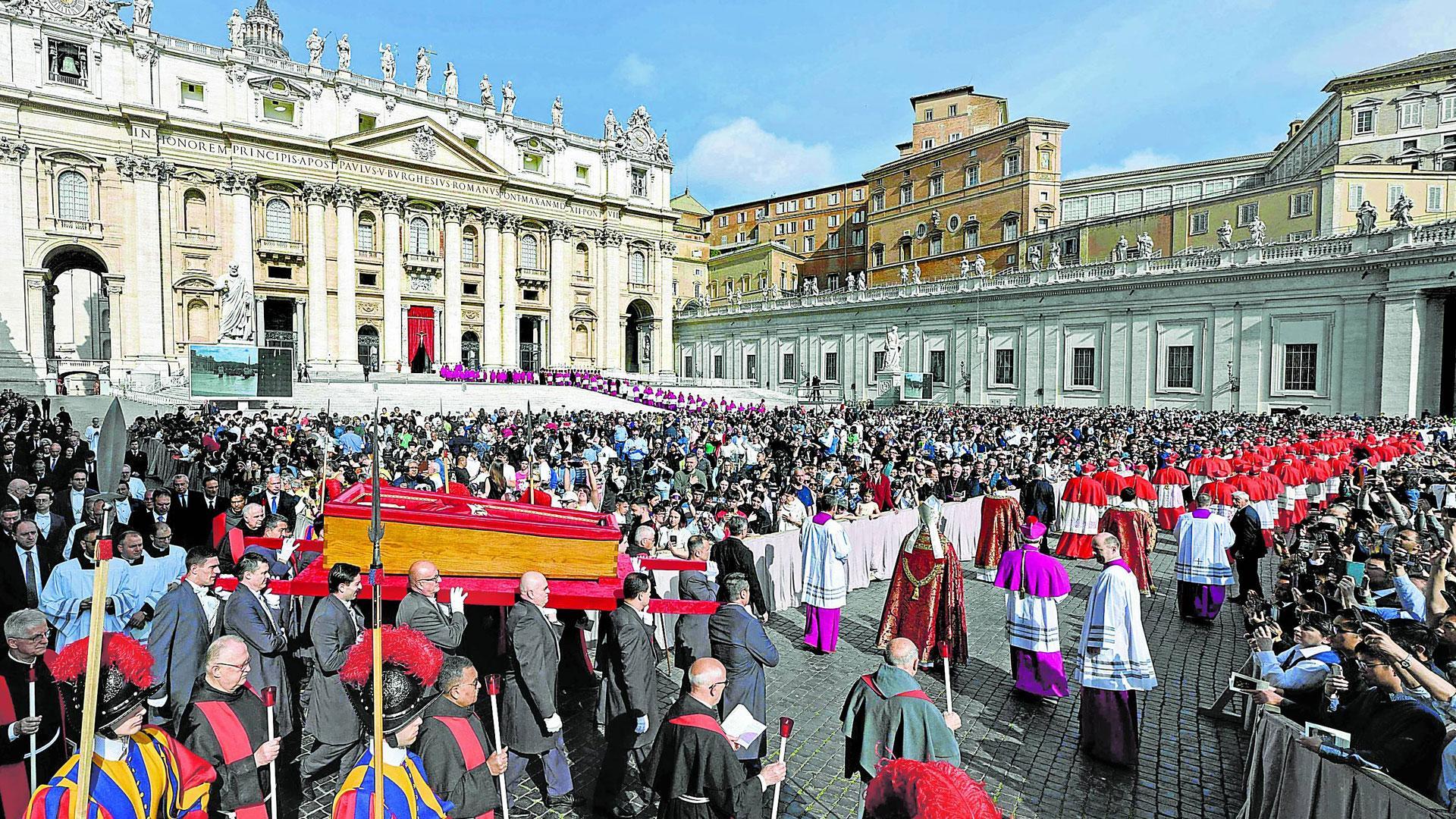 SOLEMNIDAD. Personal de confianza de Francisco portan el féretro en la plaza San Pedro escoltados por la Guardia Suiza.