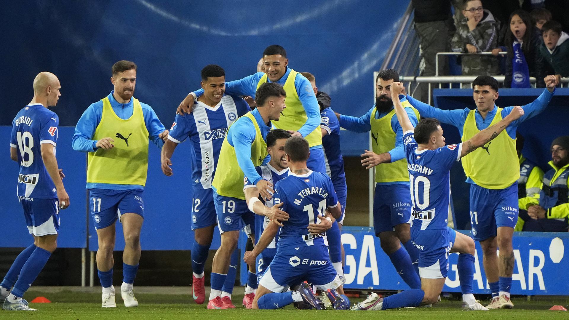 Los jugadores del Alavés celebran el tanto de Tenaglia que fue suficiente para doblegar a la Real Sociedad /