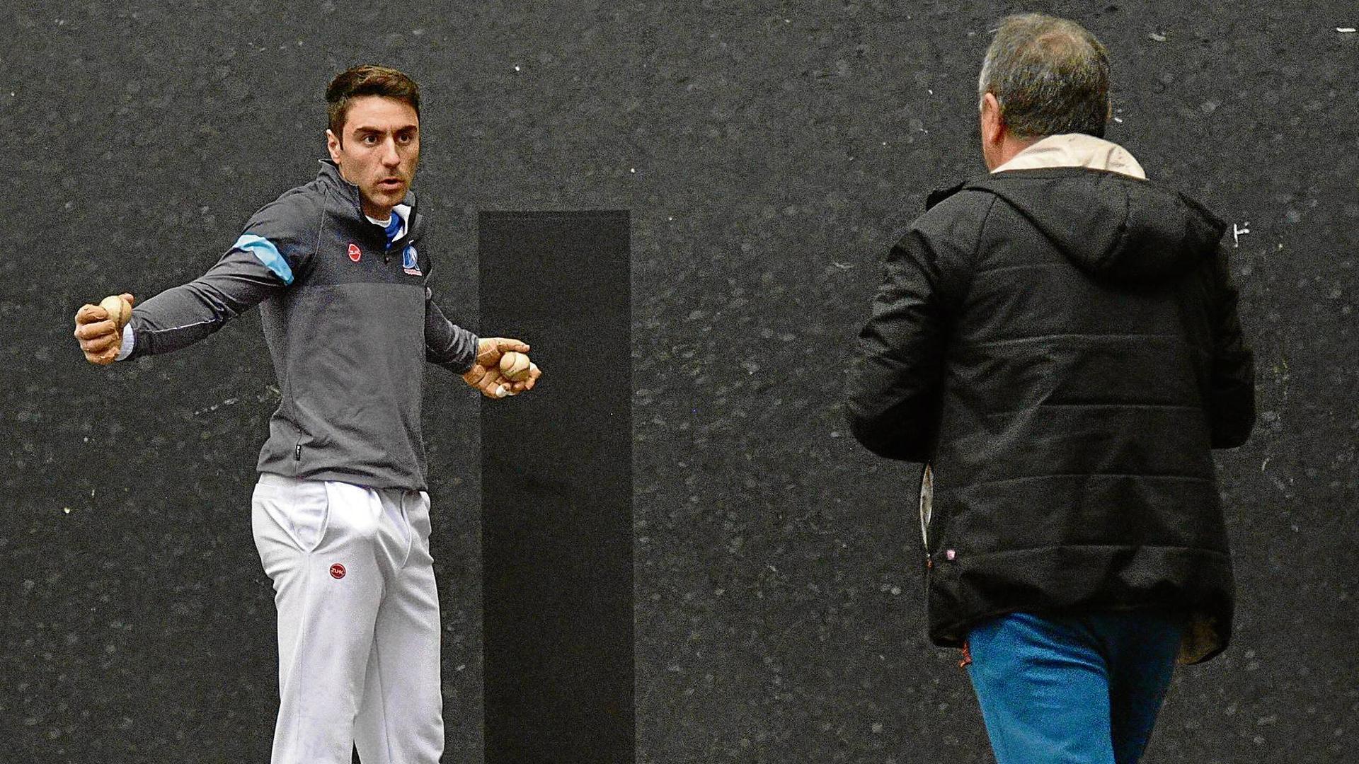 Peio Etxeberria intercambia impresiones con Martin Alústiza, el seleccionador de material