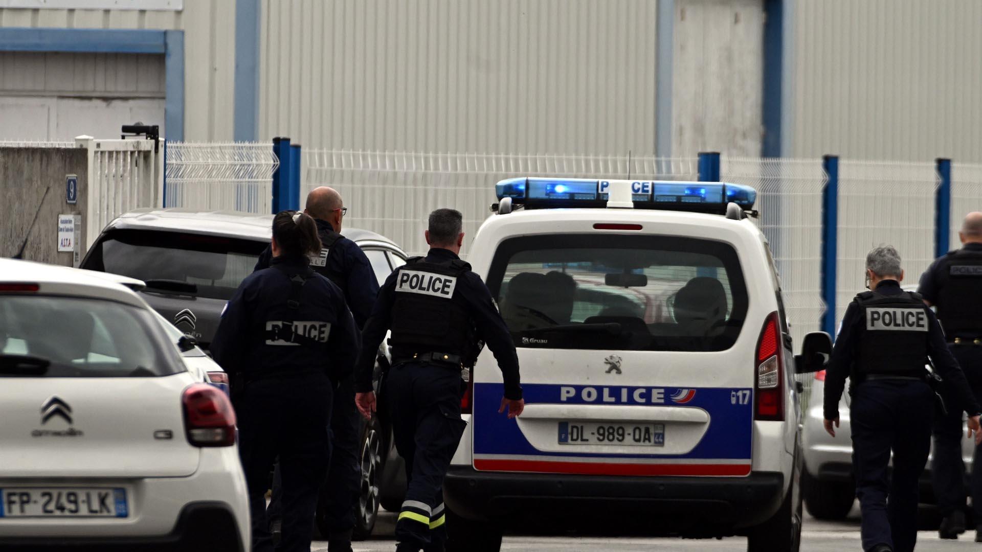 Efectivos de policía, en el exterior del instituto de Nantes donde ha ocurrido el ataque