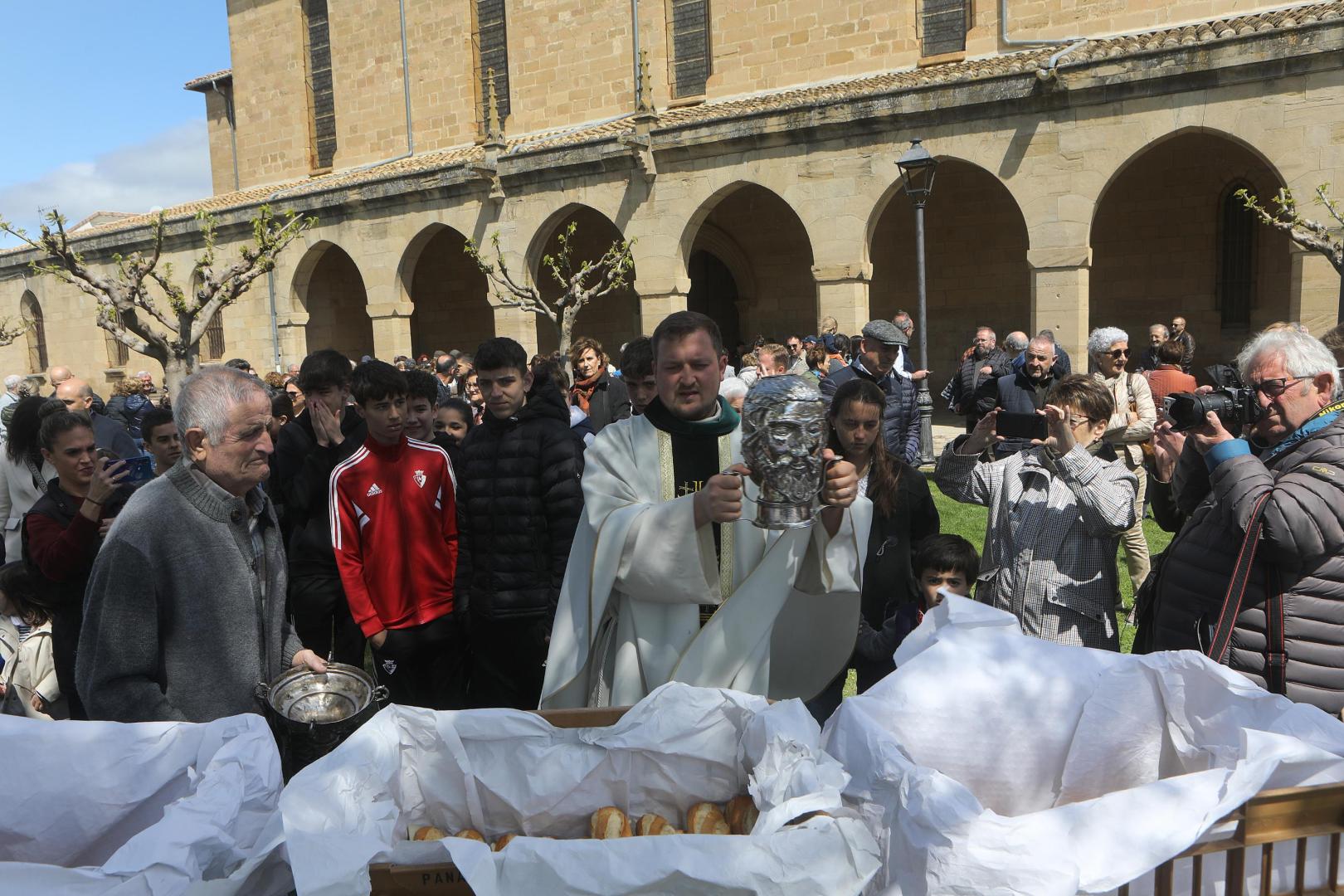 San Guillén bendiciendo los 1.000 bocadillos en Obanos