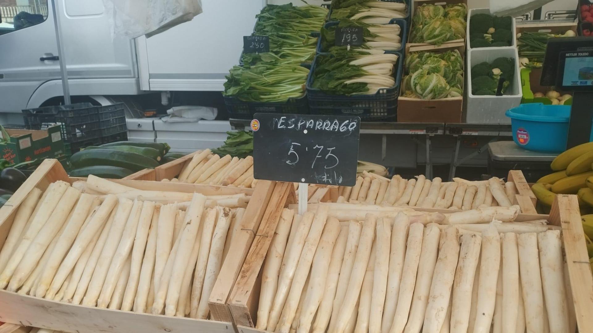 Imagen de unos espárragos en un puesto de mercadillo