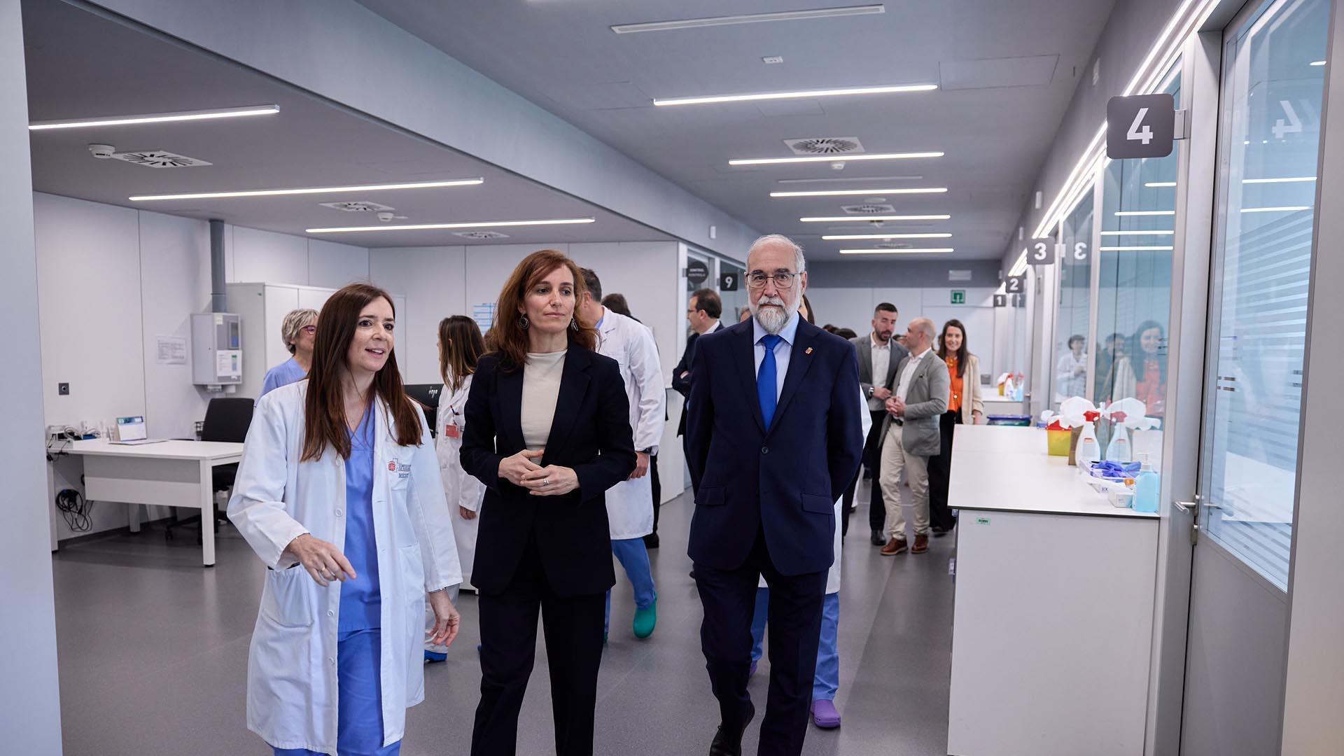 Fotos de la ministra de Sanidad, Mónica García, durante su visita al Hospital Universitario de Navarra, en Pamplona.