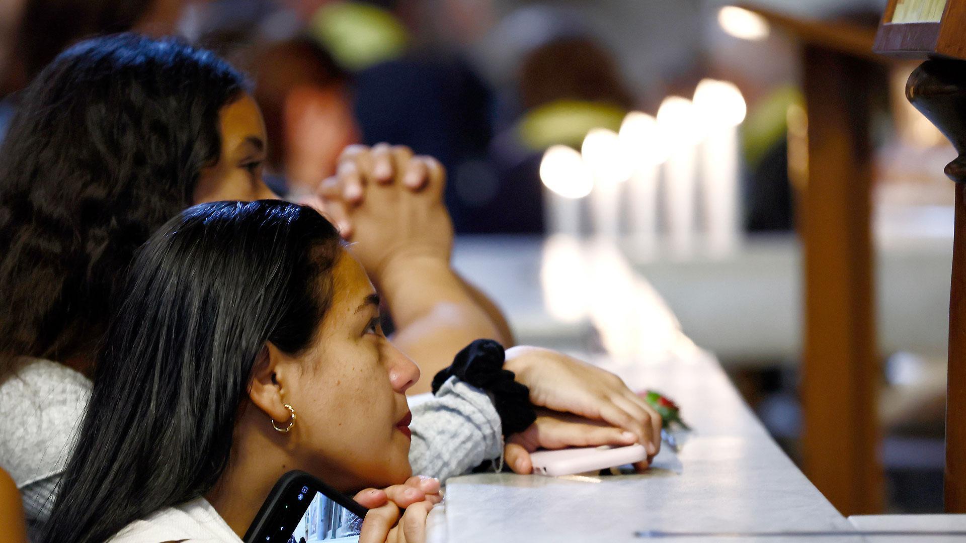 Dos mujeres rezan junto al féretro del papa Francisco