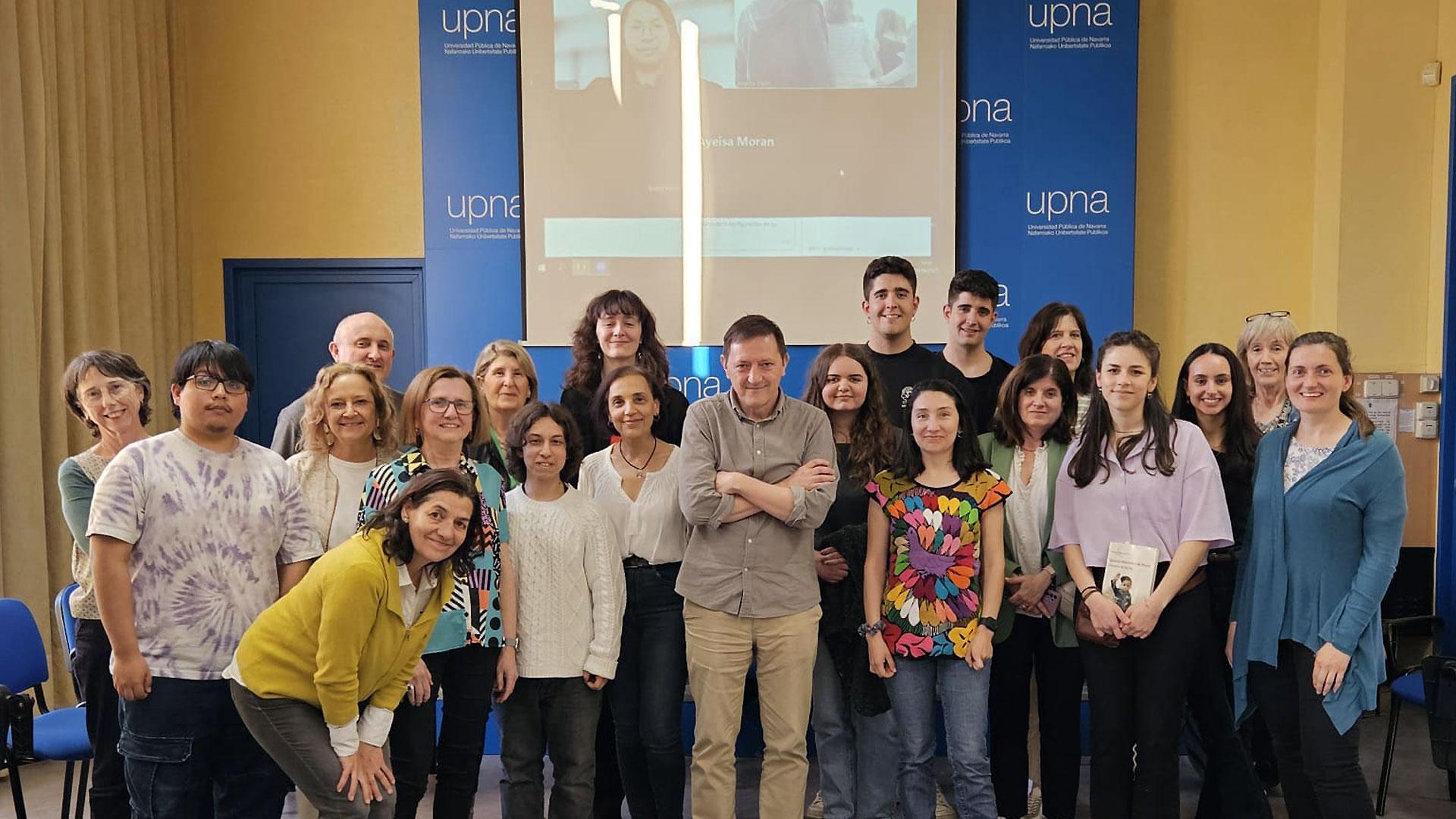 El escritor Ignacio Martínez de Pisón (centro de la imagen), junto a integrantes del Club de Lectura de la UPNA
