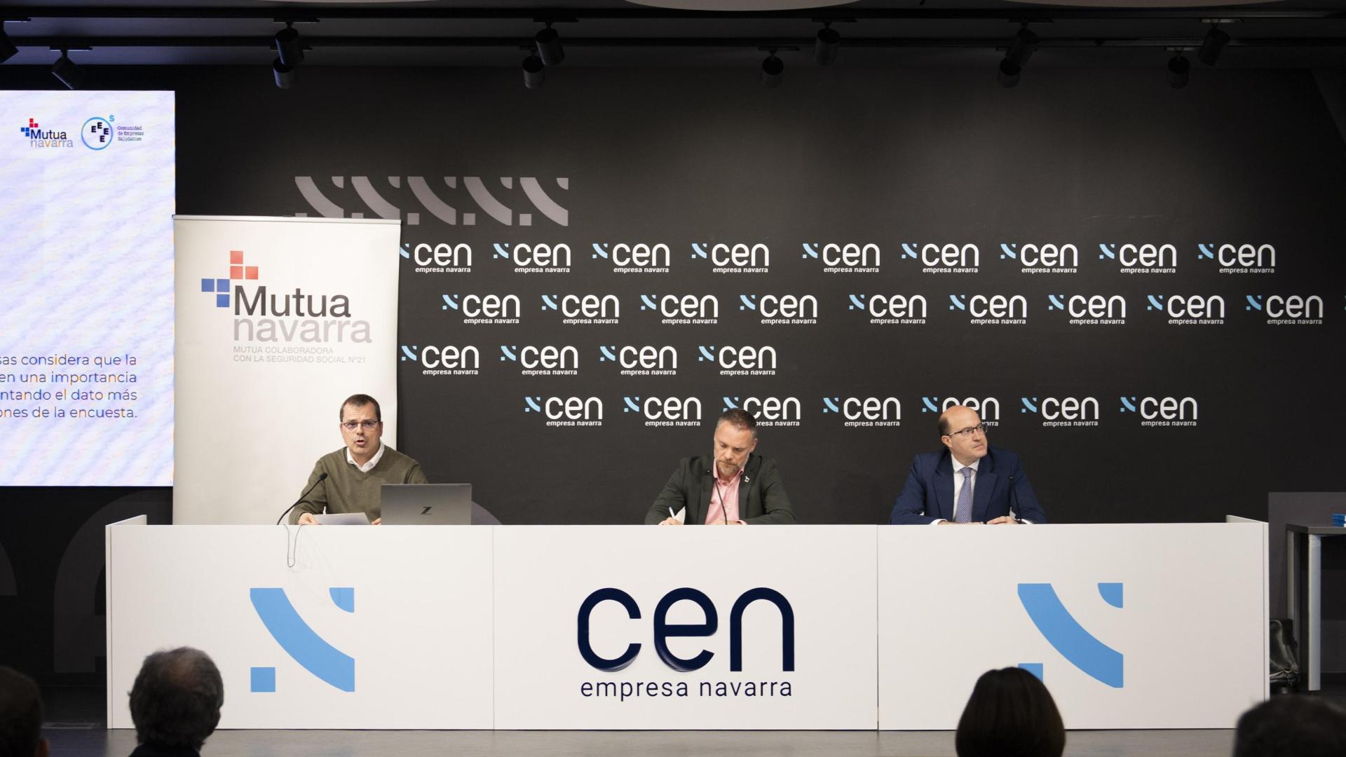 Javier Andueza, Iñaki Mendióroz y Carlos Fernández Valdivielso durante la presentación de las conclusiones de la encuesta