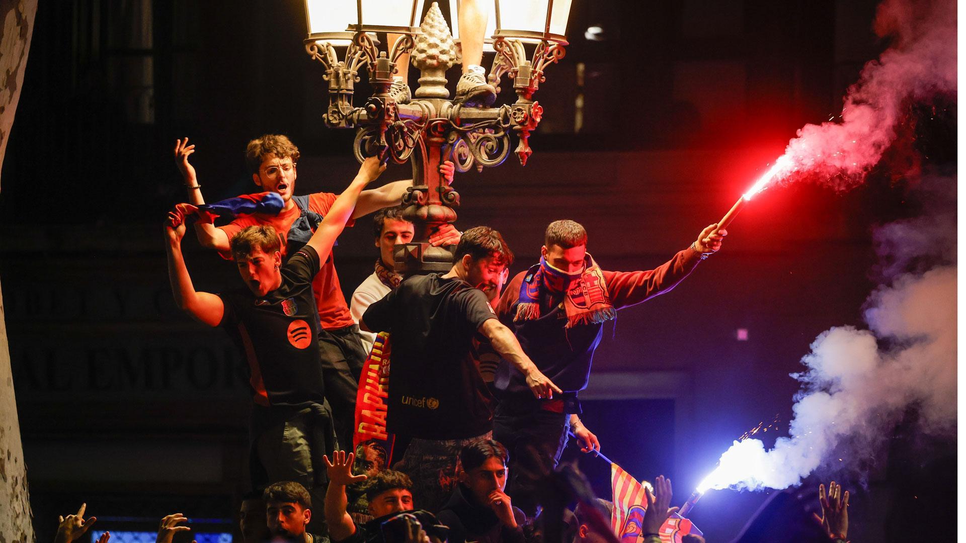 Seguidores del F.C.Barcelona celebran la consecución del título de Copa del Rey en la fuente de Canaleta
