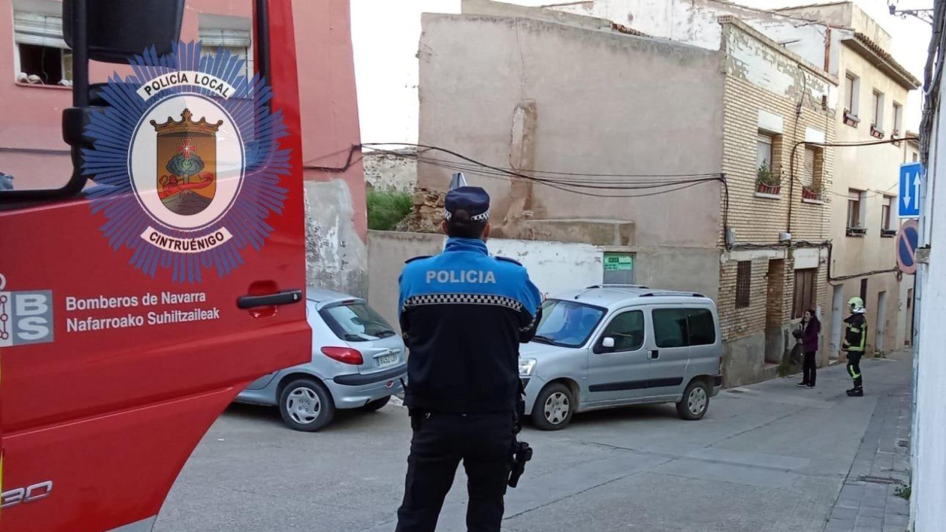 Un agente de Policía Local junto a la vivienda derrumbada, en la calle Rey de Cintruénigo
