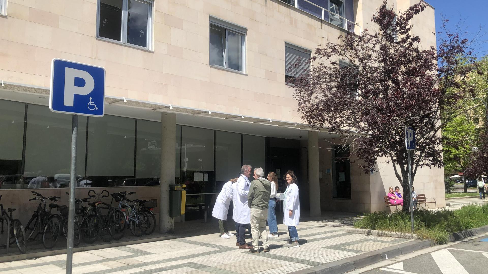 Médicos en el exterior del centro de salud Iturrama a mediodía.