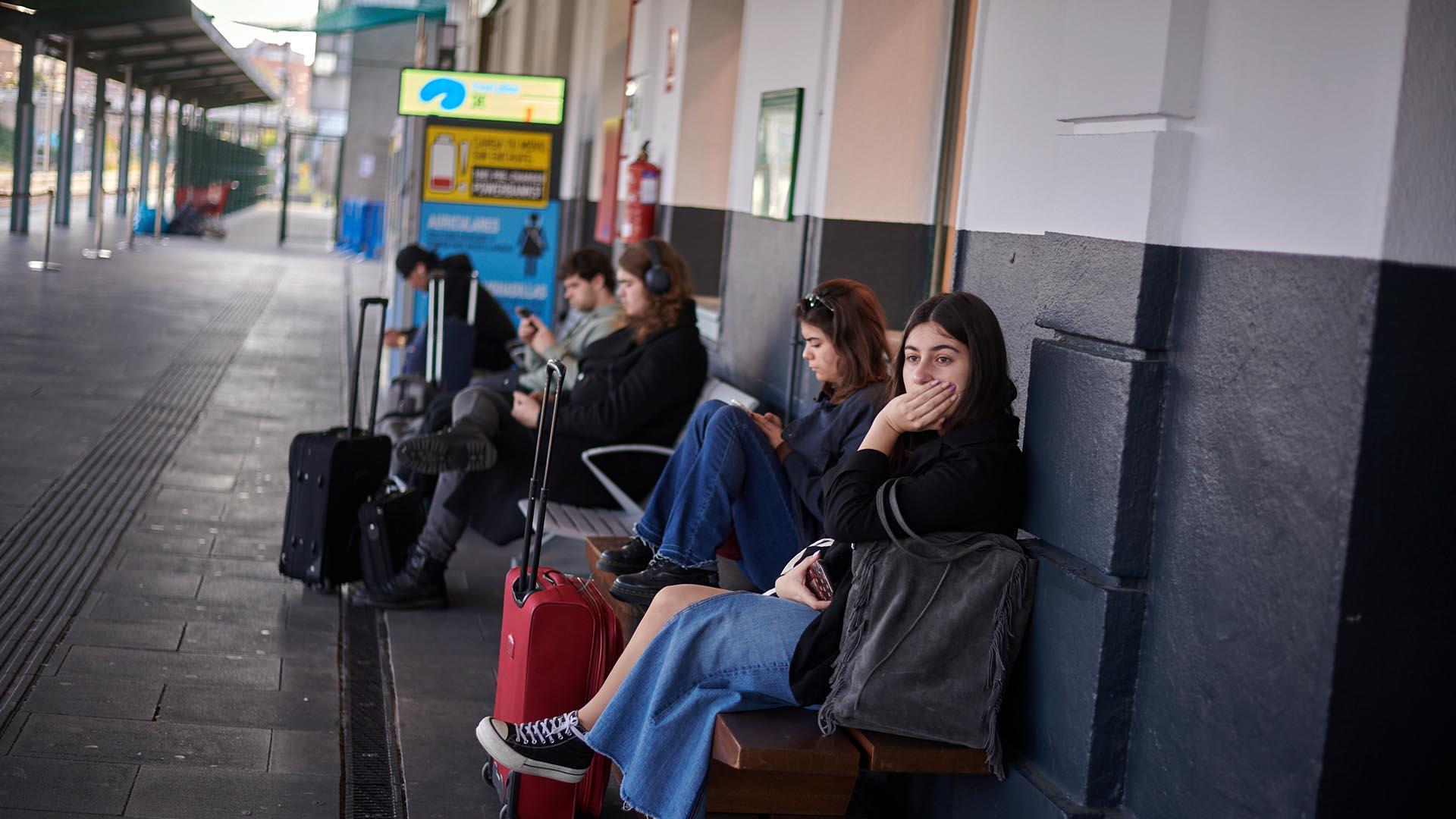 Vuelta a la normalidad tras el apagón eléctrico sufrido en Navarra este lunes 28 de abril. Los trenes de la estación de tren de Pamplona vuelven a salir.