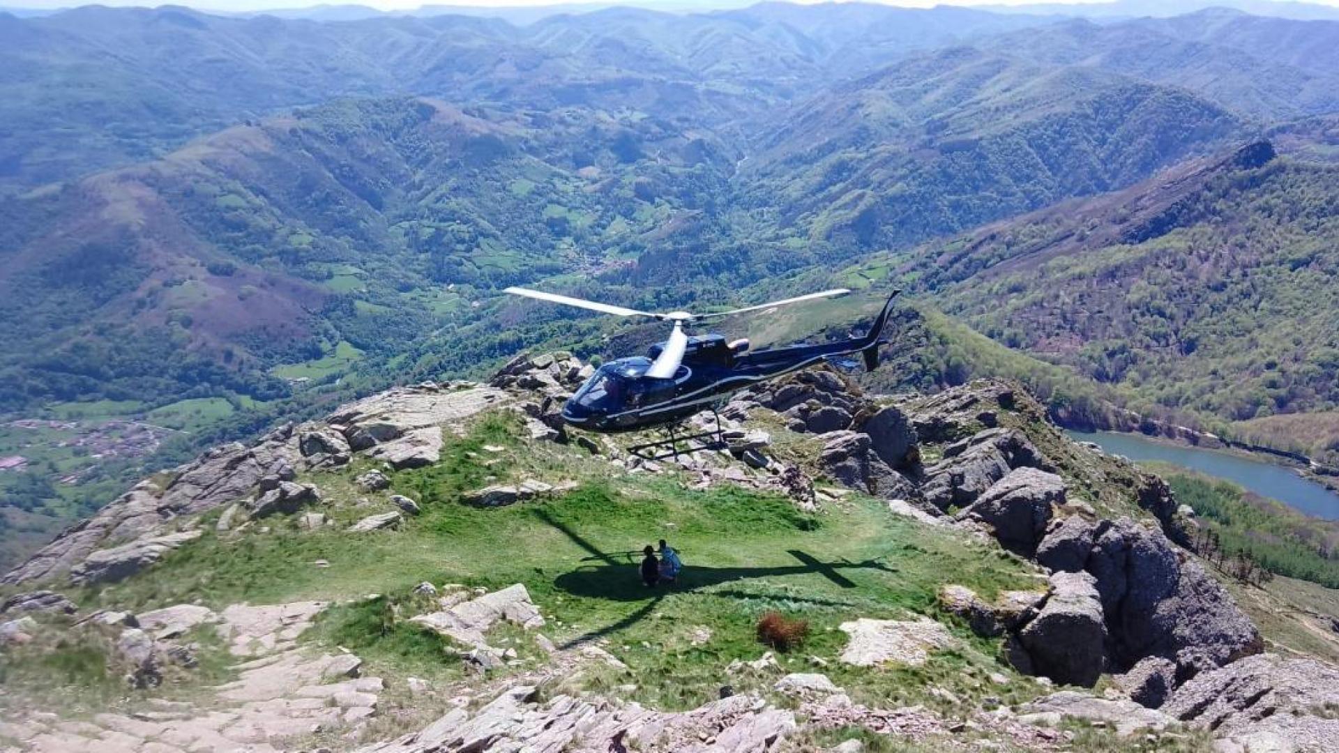 Imagen del helicóptero que transporta el material para restaurar la ermita de la Trinidad en Mendaur.