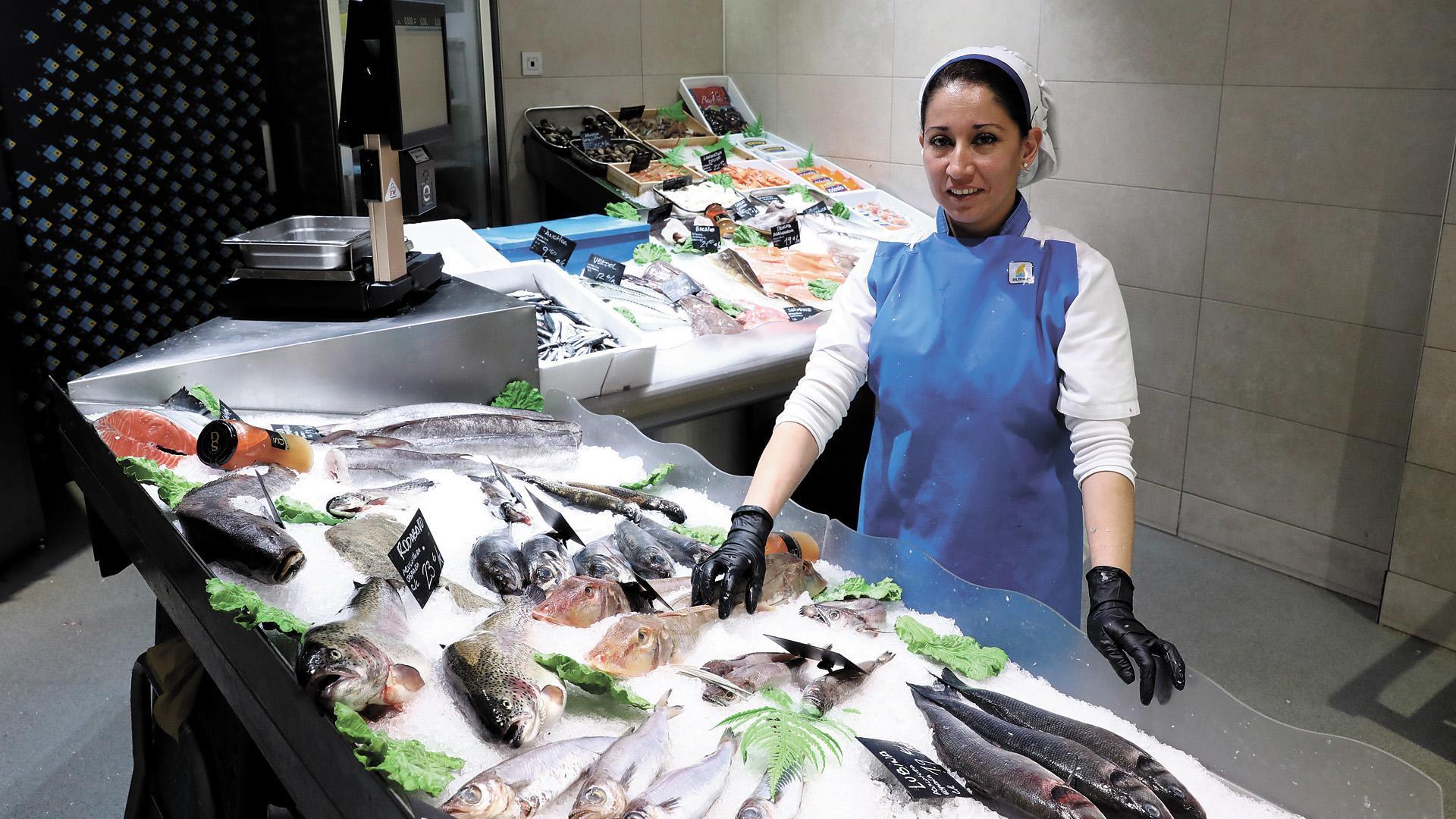 Ivon Pineda, en su pescadería de Martín Azpilcueta